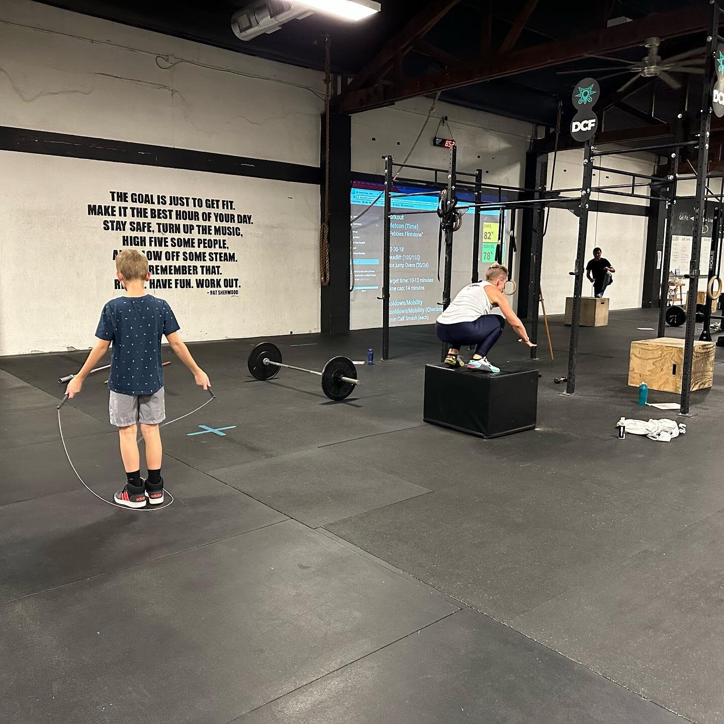 Jumping through the week. 

#dcfww #getfitlivehappy #tealthursday #besthourofyourday #fitness #wallawalla #boxjump