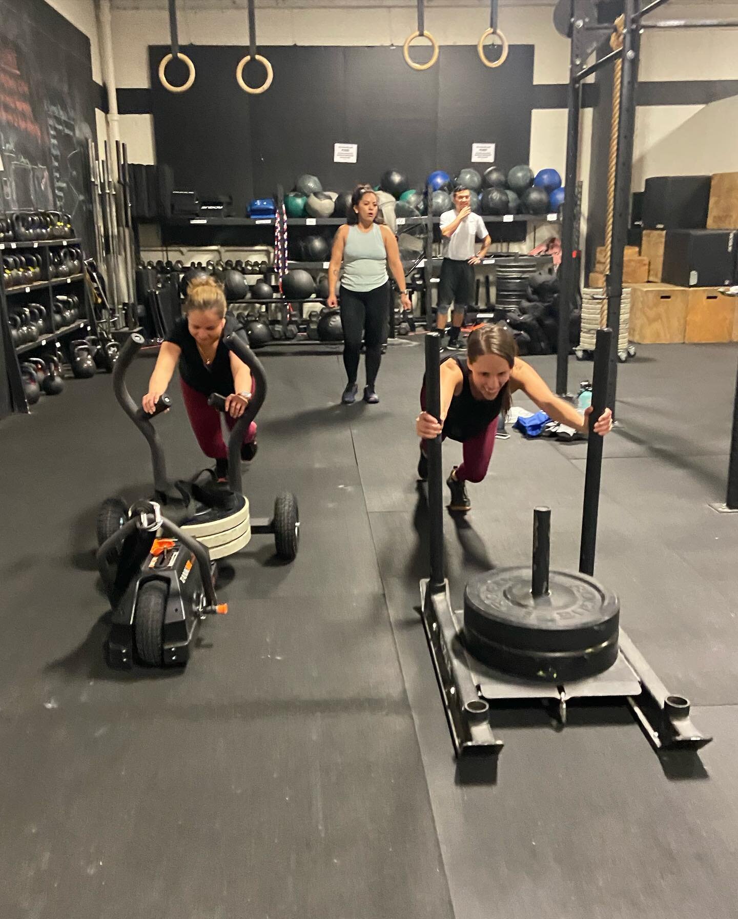 Nothing says it&rsquo;s December like pushing some sleds!! 

Tomorrow is parade of lights hangout, we want to see you 🎄

#dcfww #getfitlivehappy #besthourofyourday #crossfit #crossfitaffiliate #crossfitsledding