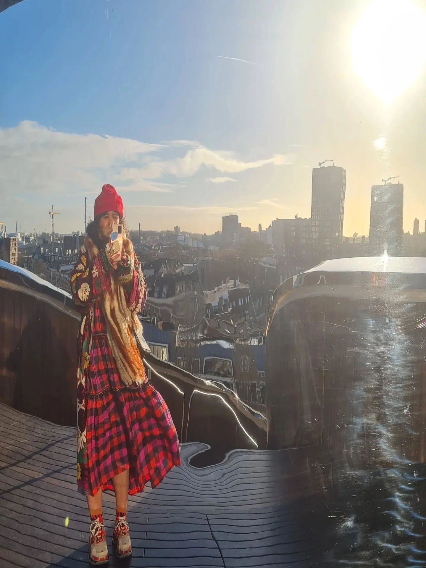 2025 was een jaar vol ziekenhuis bezoeken, veel slapeloze nachten, dierbare mensen waar ik afscheid van nam en regelmatig ging ik de straat op voor een rechtvaardigere wereld.
 
En tegelijk had ik nooit zoveel waanzinnige kastsessies, schreef ik niet