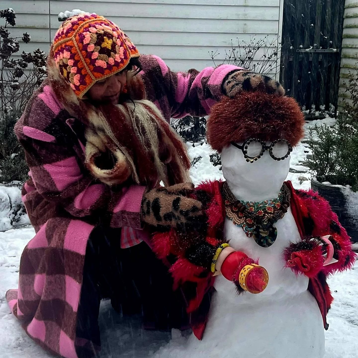 Iris Apfel sneeuwpop in the making⛄️🎀🦄🐆. 

Ze blijft &eacute;&eacute;n van m'n grootste inspiratiebronnen. 

Geniet van de sneeuw.
#vierjezelf