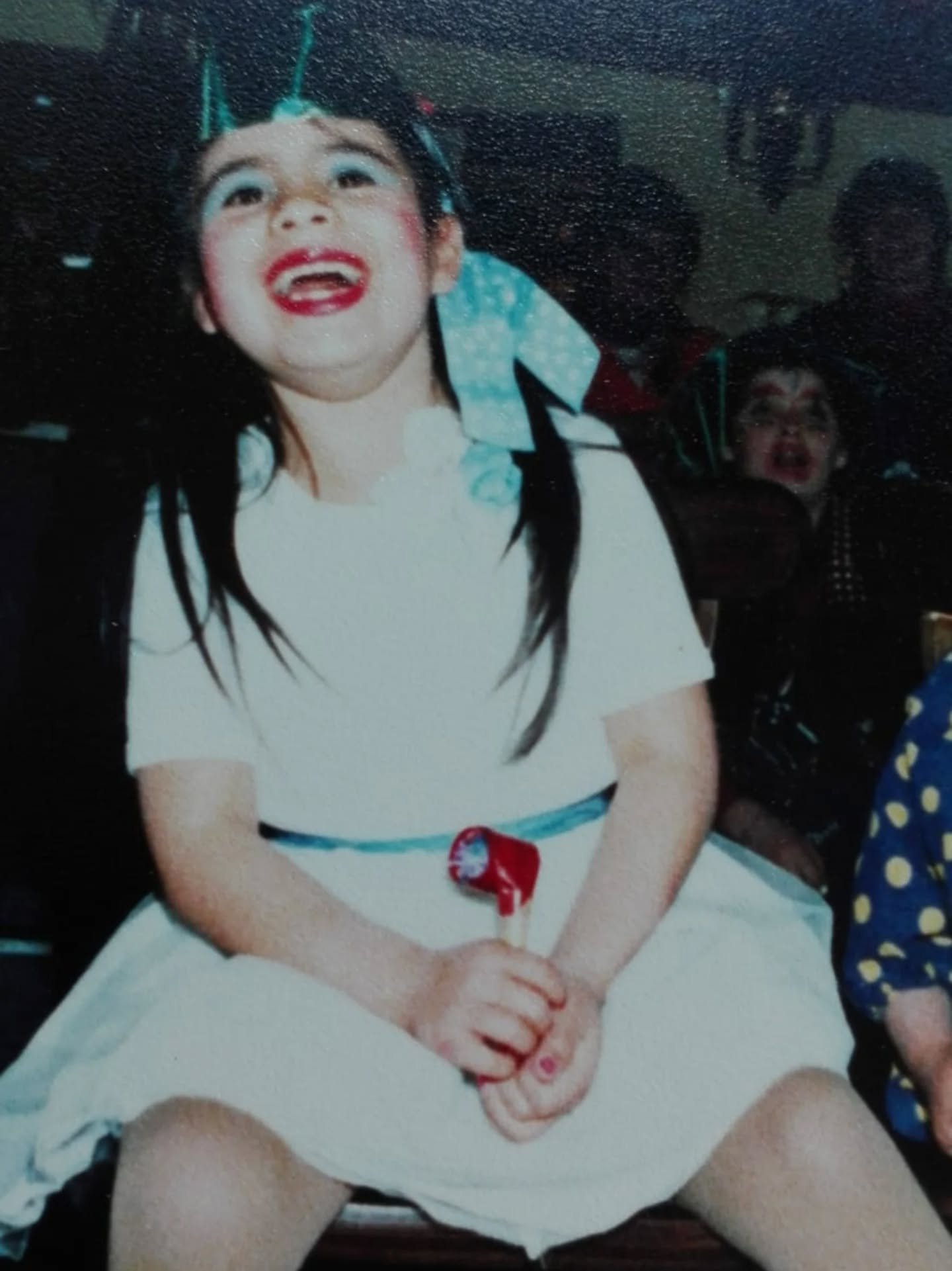 De kledingkast als verkleedkist
Klanten vertellen mij tijdens hun kastsessie over de verkleedkist die ze vroeger thuis hadden op zolder of in de schuur. Die kist gevuld met voile prinsessen jurken van oma, ruches blouses van een oudoom en tule rokken