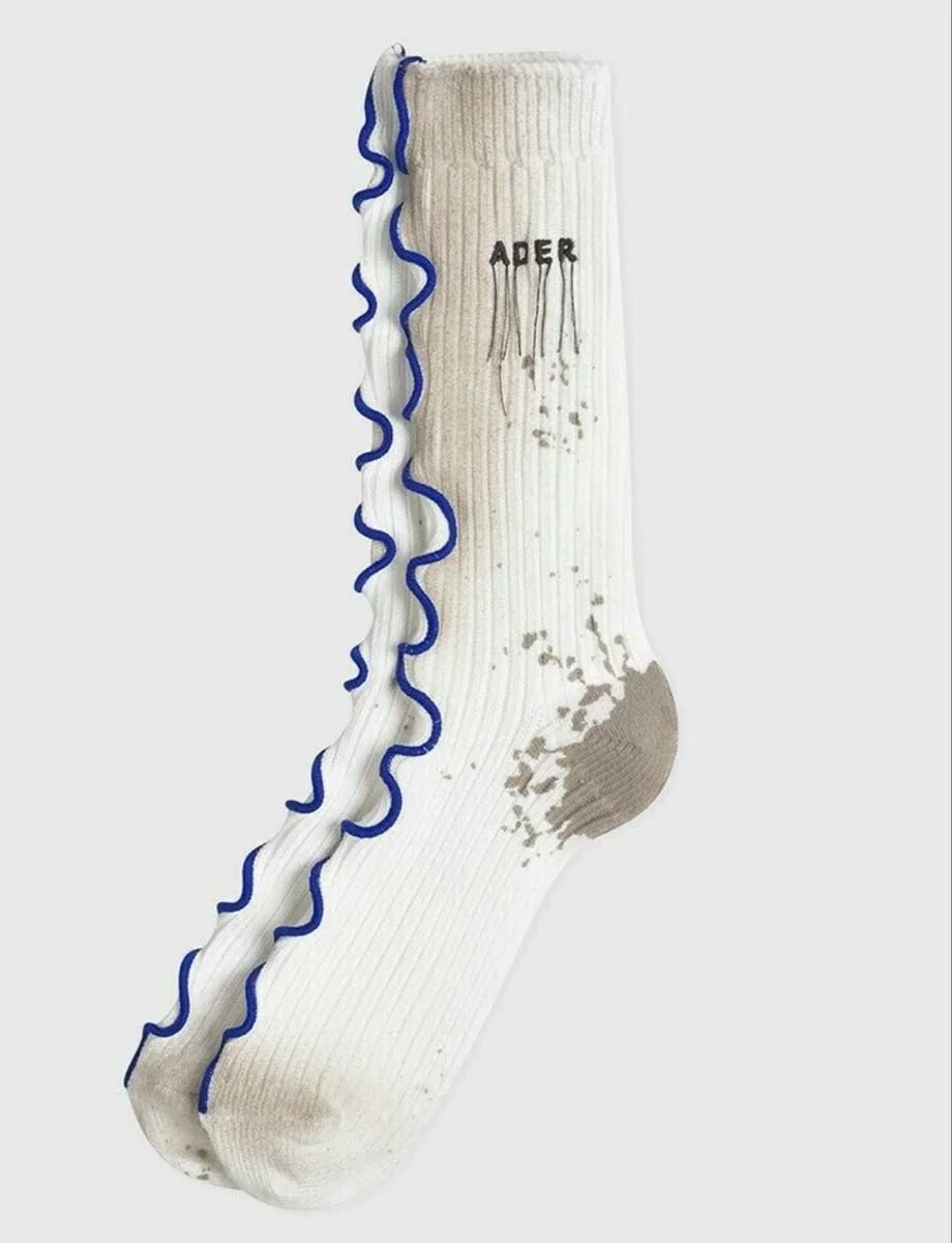 Draad op je sok genaaid, meteen geen saaie witte sok meer