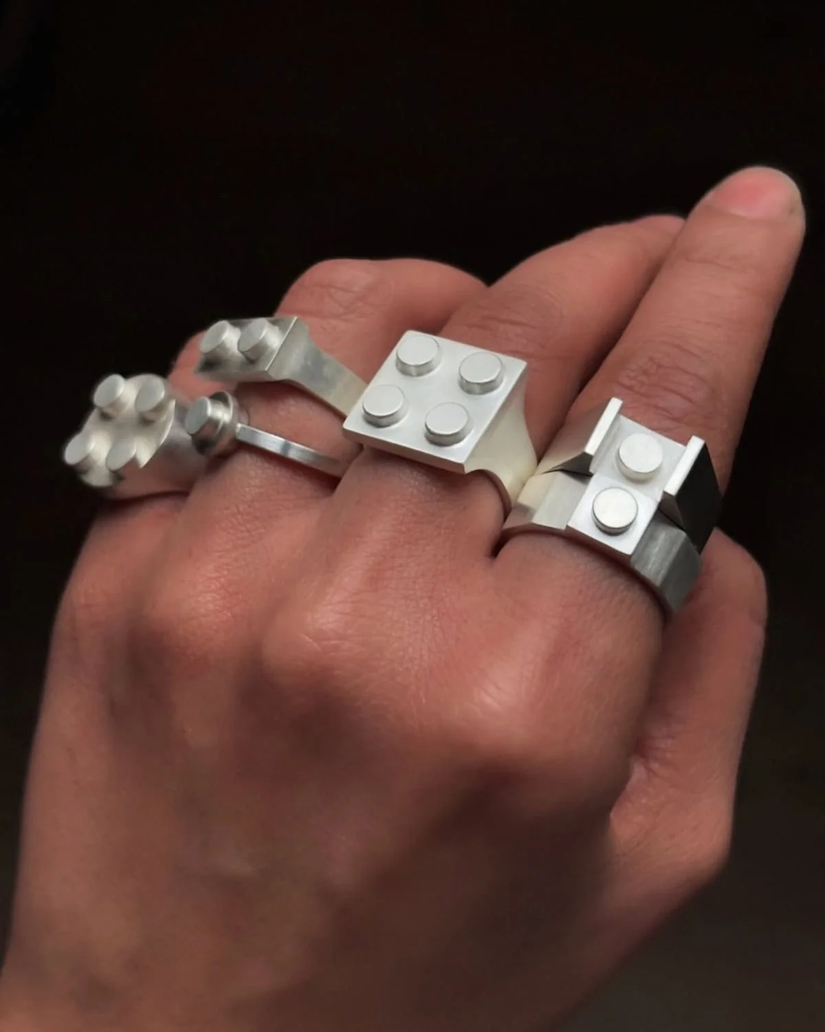 Legoblokje van je kind of nichtje op je ring geplakt