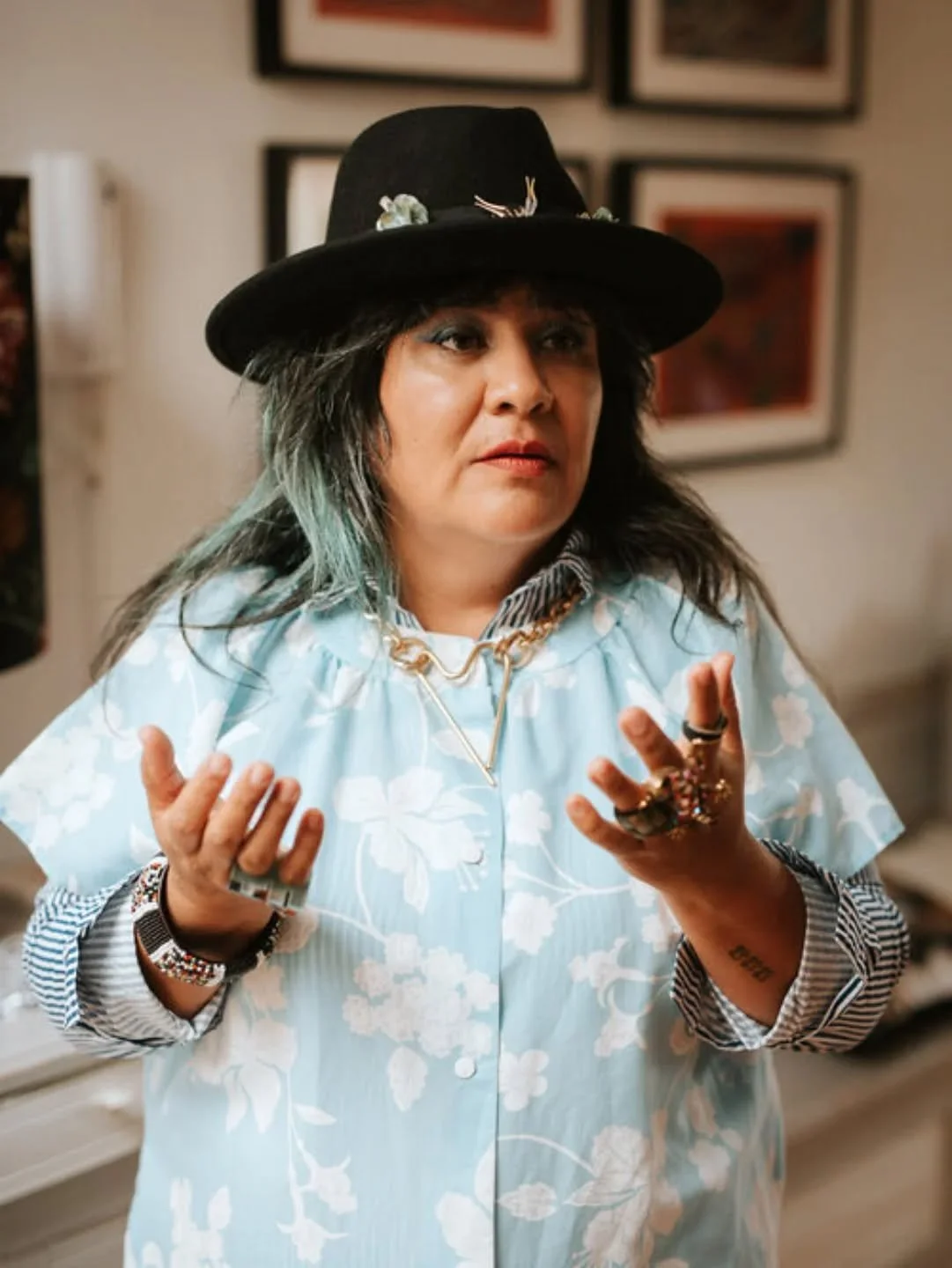 👁Oog voor detail👁. @marokkaanse_munt vroeg mij: "Hoe maak je een outfit interessanter zonder dat het overweldigend voelt?"

Mijn antwoord lees je in mijn blog via de link in bio van @indiaaninjekast Dank voor deze leuke vraag!

Elke donde