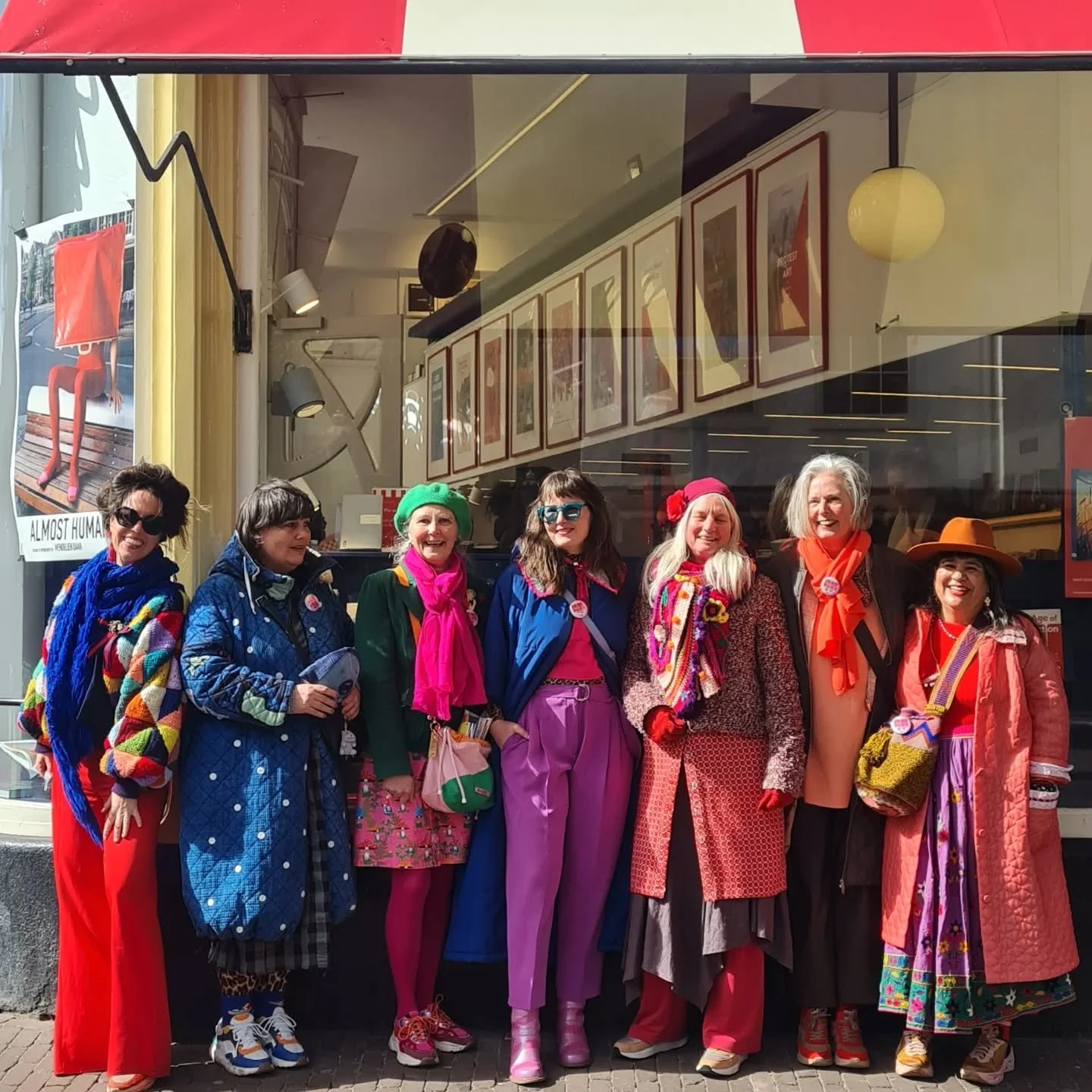 Er zijn dagen dat ik opsta met een steen in mijn buik. Dat is na het openen van mijn telefoon. Als ik de berichten lees van Carice van Houten, de Correspondent of Nienke Gravemade en dat ik mijn keel voel sluiten. Al die oorlogen, al dat leed, al die