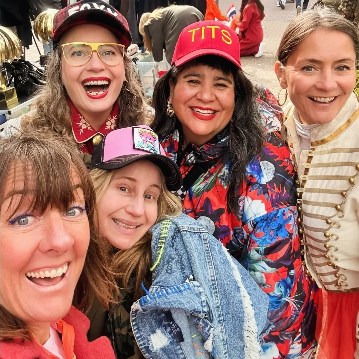 Koningsdag, voor mij de dag van het jaar waar ik me omring met heerlijke vrouwen en op zoek ga naar mooie parels. En het gaat me dan nog niet eens om de buit. Wel om het proces. 
Het spotten van iets leuks, het bekijken van de staat van het kledingst