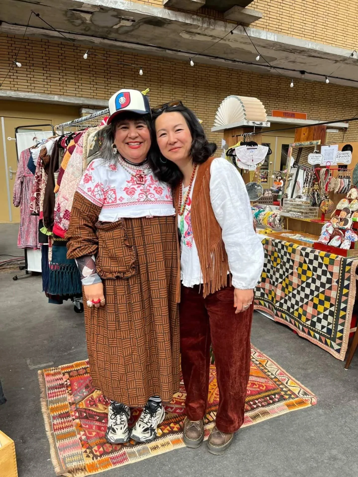 Duurzaam winkelen. Mijn vader sleepte me als kind al naar antiekveilingen. Liepen we langs een antiquair dan moesten we 'even' naar binnen want je wist maar nooit welke parel daar lag. En ook winkelden we bij houtleveranciers of andere doe t zelf win