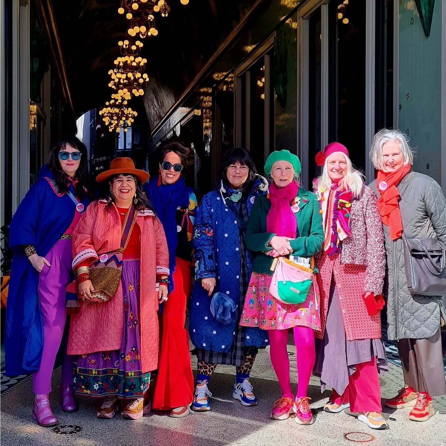Ik nodig je uit om a.s. zaterdag 23 mei mee te lopen met mijn Colour Walk, een uurtje. Om de straten te kleuren. Om lieverds te ontmoeten. 

Ik organiseer de Colour Walk nu voor de 4e keer en het is voor mij een highlight van mijn maand. Zo gezellig,