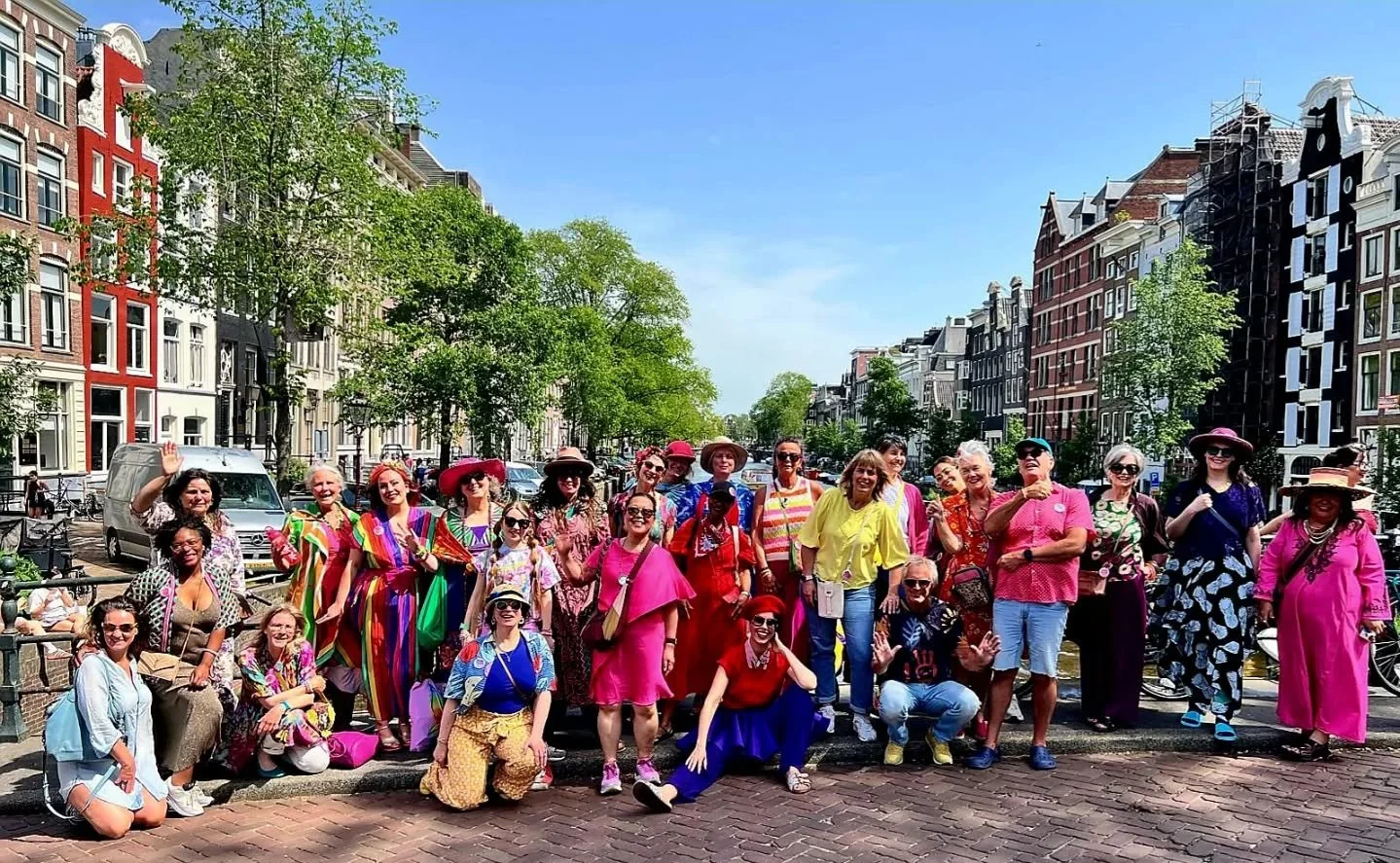 🧡🩷❤️COLOUR WALK mei was de sliert mensen door Amsterdam die bij de start al een duim omhoog kreeg van iemand die in een auto voorbij reed. We liepen langs terassen waar de hoofden werden omgedraaid, we kregen menigmaal het verzoek: 'Mogen we met ju