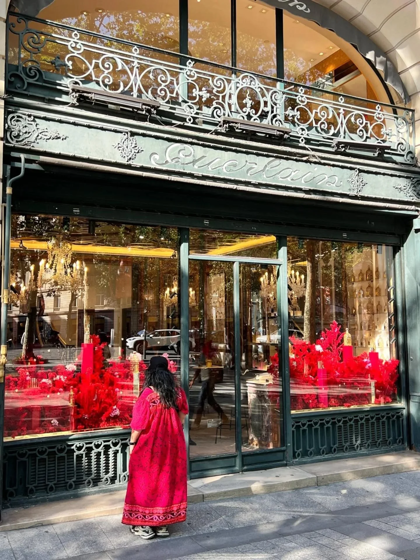 🎈Blending in &agrave; Paris🎈 Met Jonah doe ik al sinds hij klein was het spel: Spot de kleur op straat.
Dat zelfbedachte spel houdt in dat je kijkt of je ergens kleur ziet in het straatbeeld. Het is vaak goed zoeken, vooral in Amsterdam❌️❌️❌️ en we