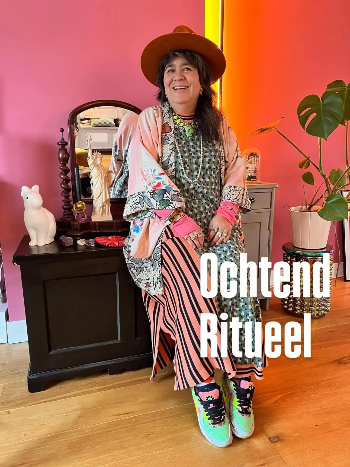 Elke ochtend begint hetzelfde: opstaan, stretchen, tandenpoetsen, een blik naar buiten. Maar dan schuif je de gordijnen van je kledingkast opzij en gebeurt er iets bijzonders. Met de selectie van je outfit kies je namelijk direct hoe je dag eruit gaa