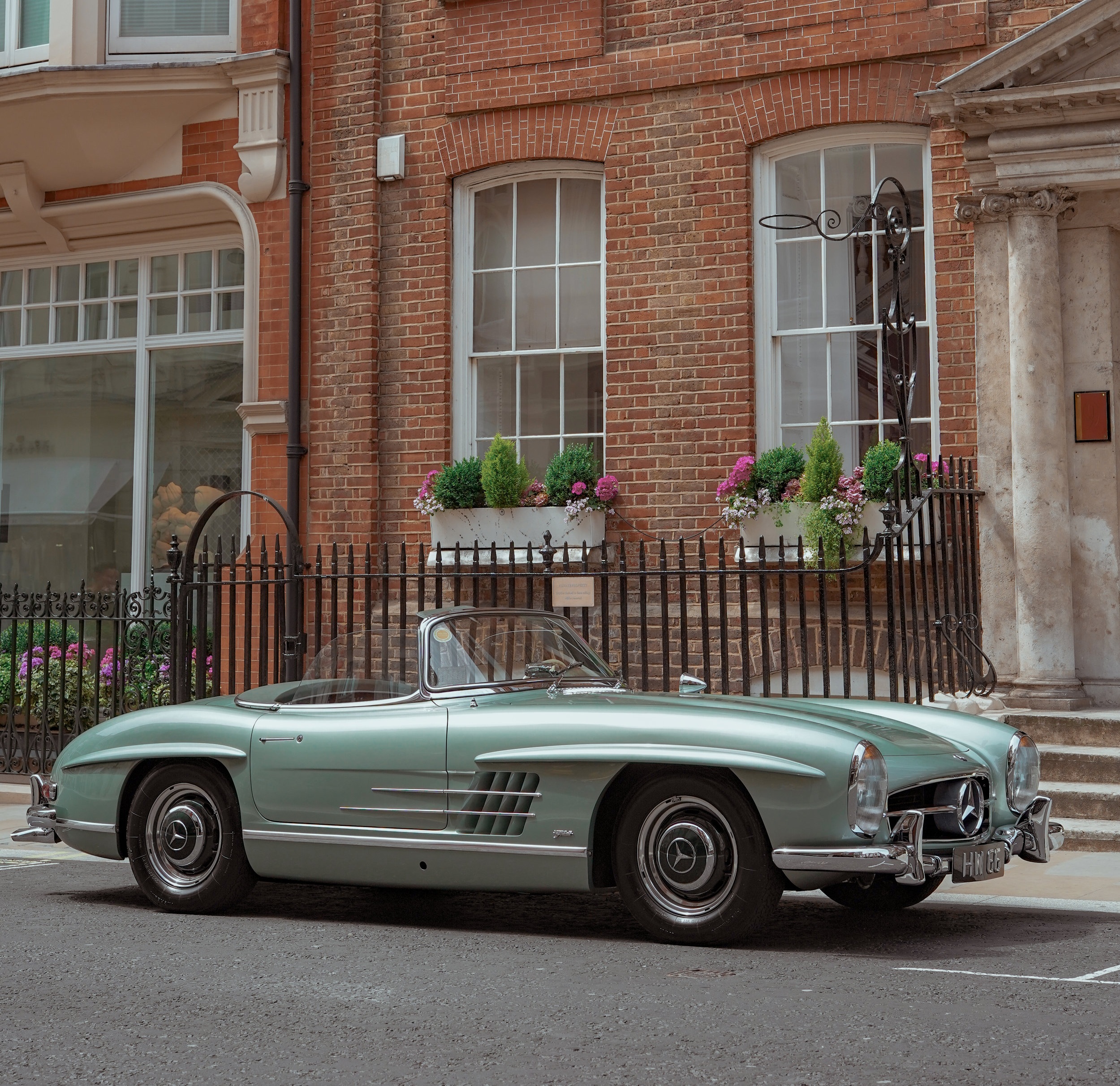 Wander in the footsteps of many famous and flamboyant residents who lived in Chelsea, from Oscar Wilde to Mick Jagger.