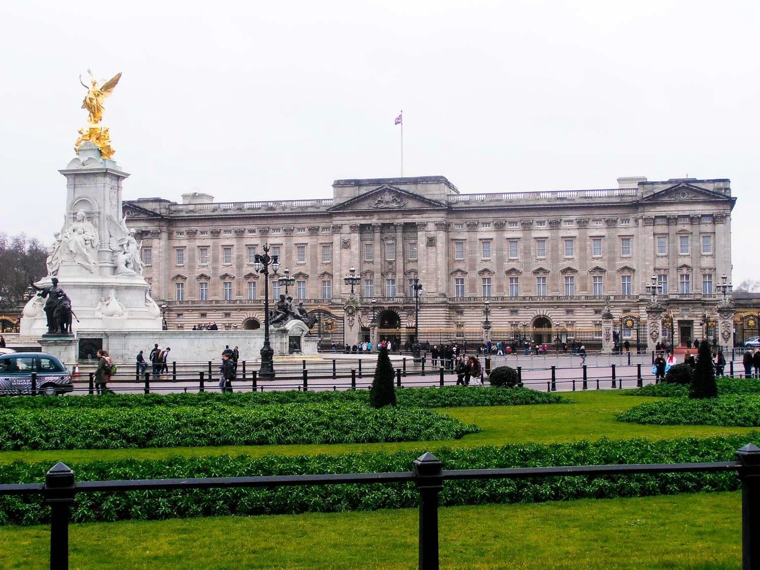 ba9d9241-8166-4060-b115-f158916c9af6-129052d7-872f-41c4-b25a-ff62bcbd647f-tour_photos-Buckingham-Palace-copy.jpg