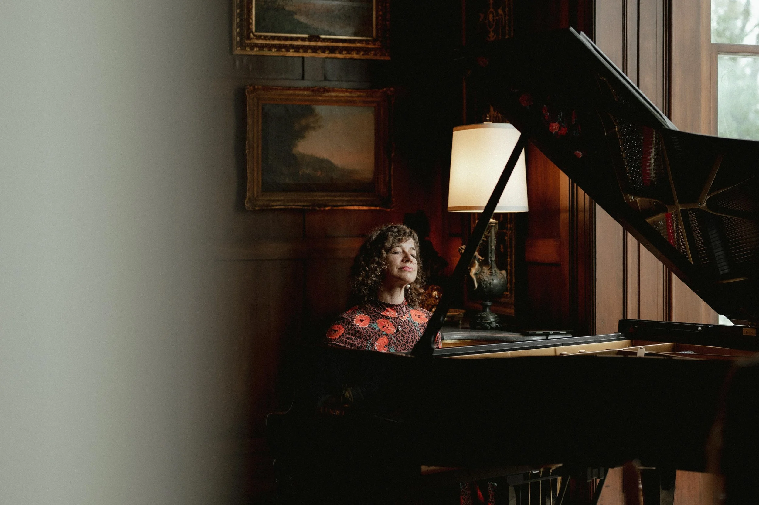 A pianist at Annesdale Mansion in Memphis, Tennessee gets lost in the music. Memphis Chamber Music Society, Memphis chamber music concerts, Tennessee chamber music, Memphis classical music concerts, Memphis concerts, Memphis like music