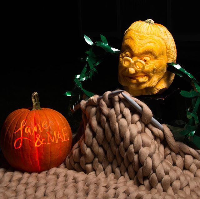 While. everyone is off trick-or-treating.  Grandma pumpkin is knitting her 100% merino wool blankets for those who want to be cozy and comfy during the Christmas season.  #merinowool #chunkyknitblanket #utahpinnersconference #chunkyknitwear #hyggehom