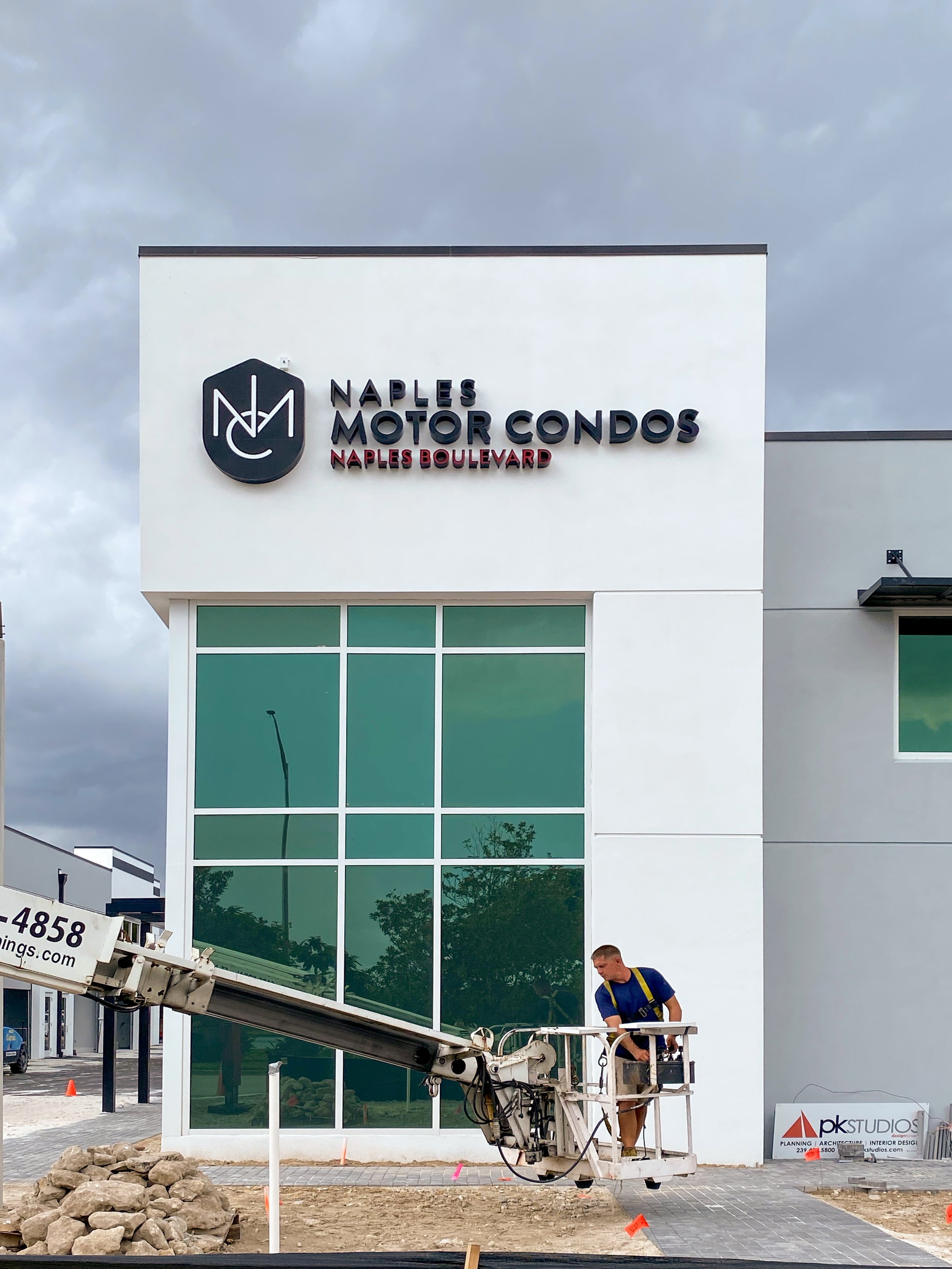 Luxury Storage Garges — Naples Motor Condos