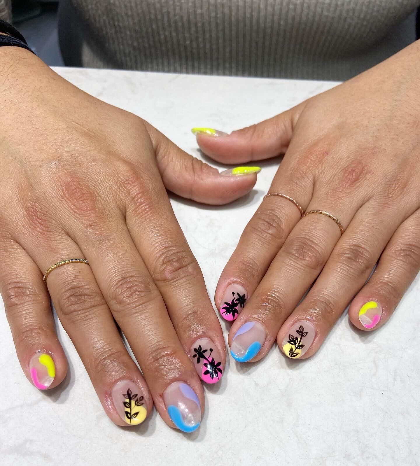 LEVEL OF COMPLEXITY: MEDIUM 10 NAILS. Spring break nails 🌸☀️🍹🍻🥂🍾🍾🍾 #nails #boston #bostonnails #bostonnailart #nailartistboston #gelxboston #bostongelx #nailsofig #ignails #dipnails