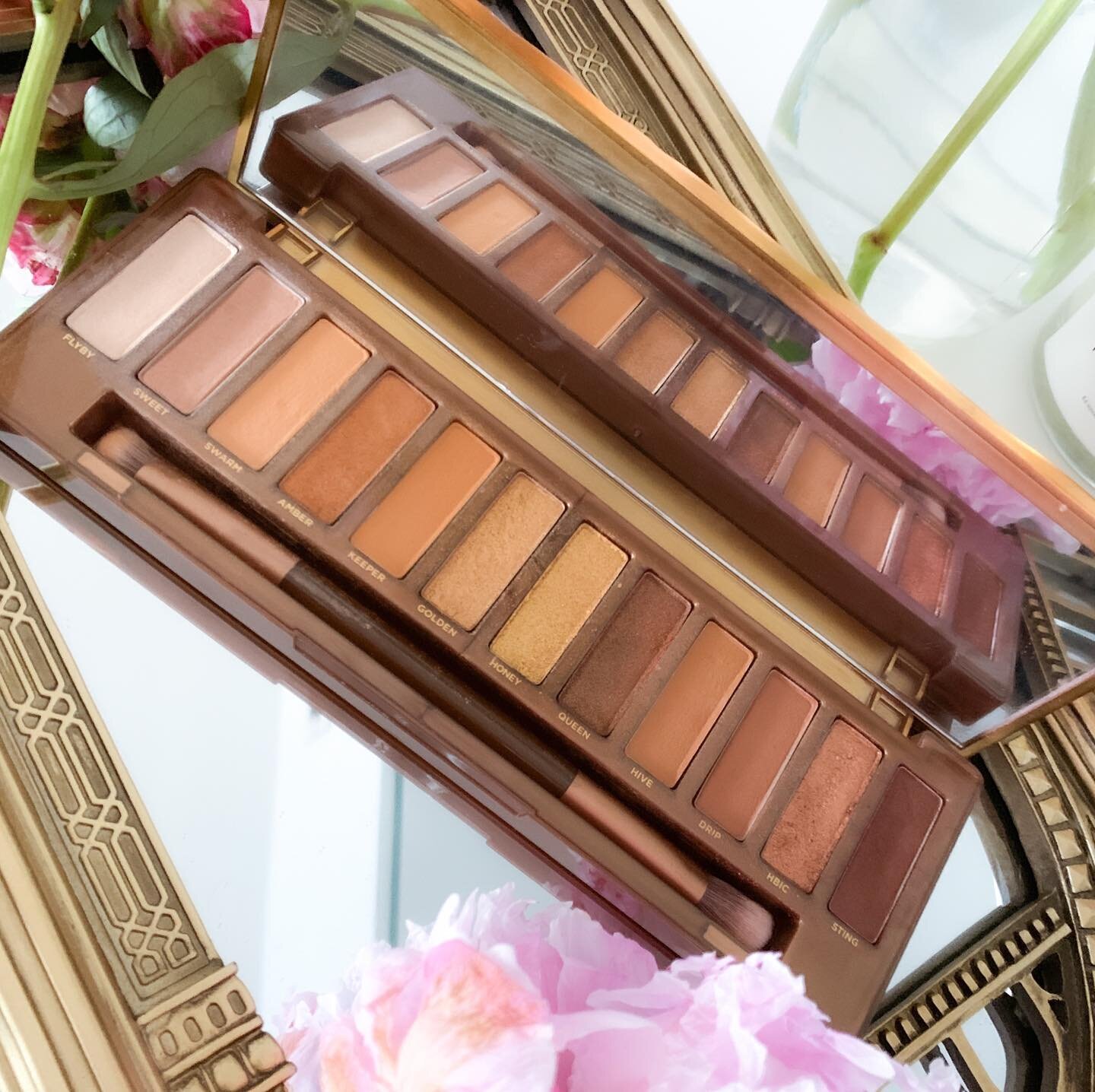 Makeup Spotlight: UD&rsquo;s Honey Palette. If the Original and the Heat palette made a baby, this is it. IT&rsquo;S BEAUTIFUL 😍 ! The tones have stayed in the brown family, but turned up to the warmer side of the spectrum. It&rsquo;s the perfect su