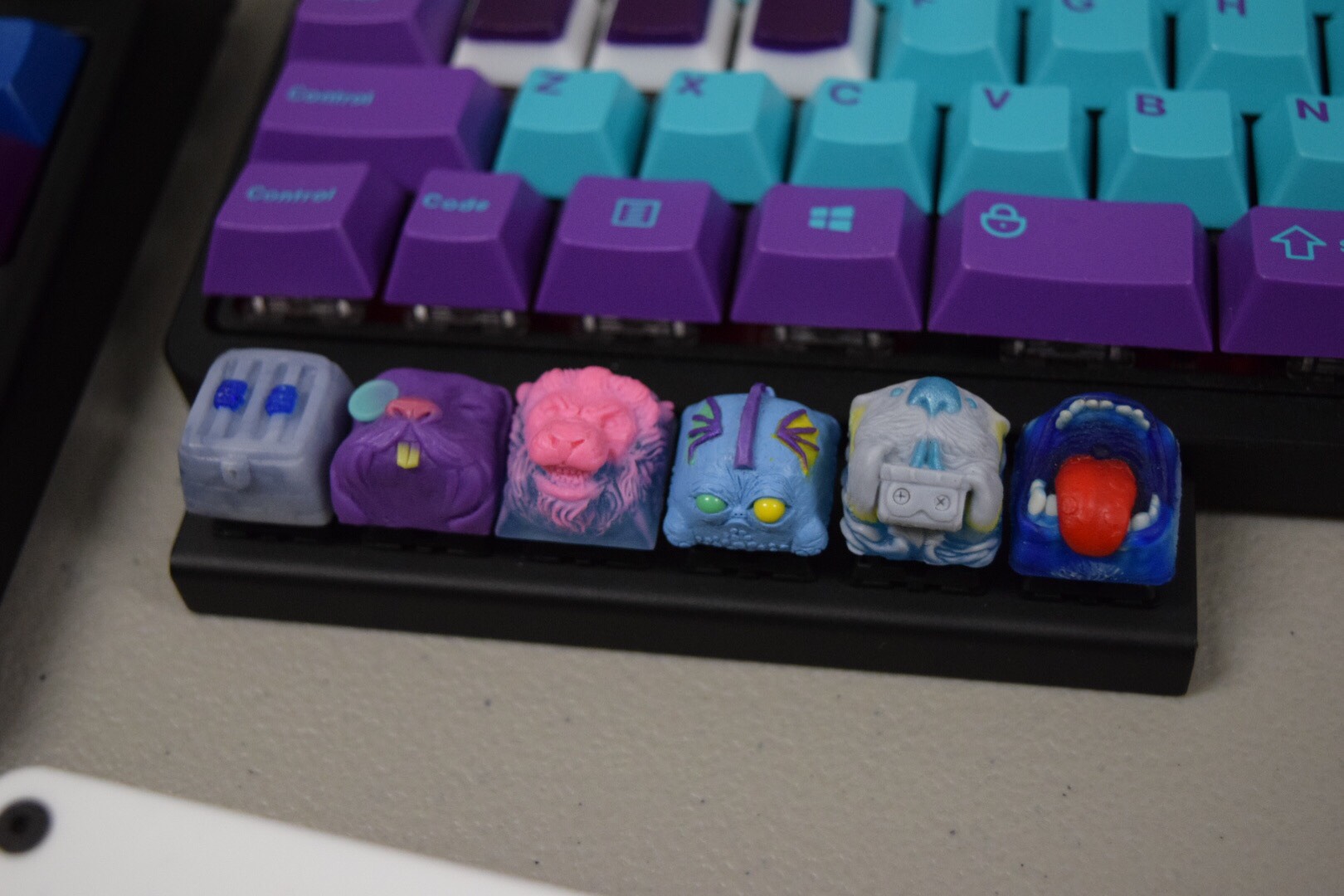 n3rdly's awesome artisan collection (from left to right): Cozcaps No Esc, Booper's Colonel, HWS Keyng, Zorberema's Sparkey, HWS Otterophile, HWS Hungrkey