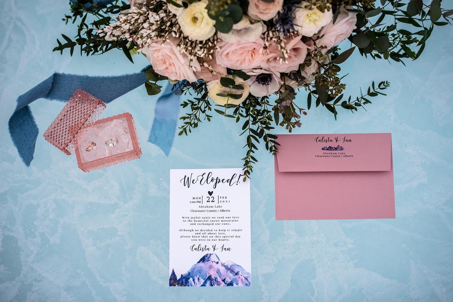 Details on ice.🌸❄️✨
⠀⠀⠀⠀⠀⠀⠀⠀⠀
Florals: @flowers_by_nicole 
Stationary: @kswinvitations 
.
.
.
.
.
.
.
.
.
⠀⠀⠀⠀⠀⠀⠀⠀⠀
#rockymountainweddingphotographer #rockymountainhouse #abrahamlake #abrahamlakeelopement #abrahamlakewedding #nordegg #clearwatercoun