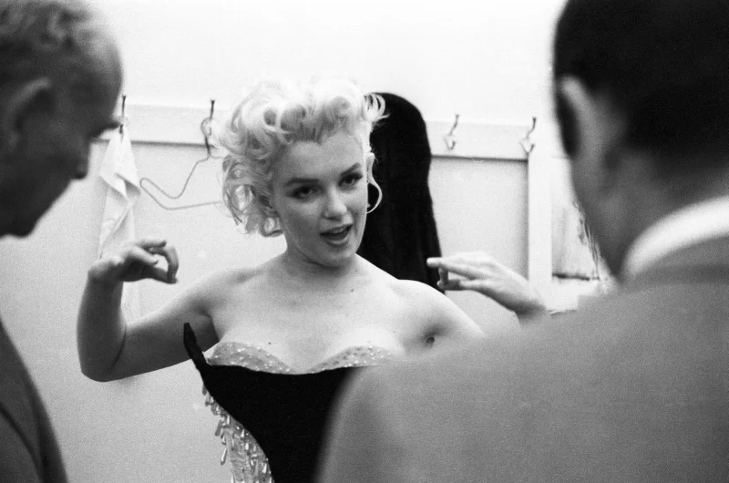 I love this photo because of it's vulnerability. She's not looking particularly 'glamorous' but she still looks so beautiful and amazing.