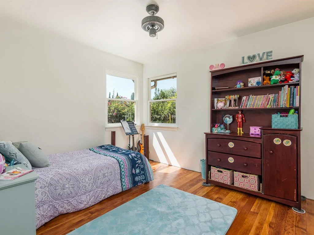 013_13-Bedroom 2.jpg