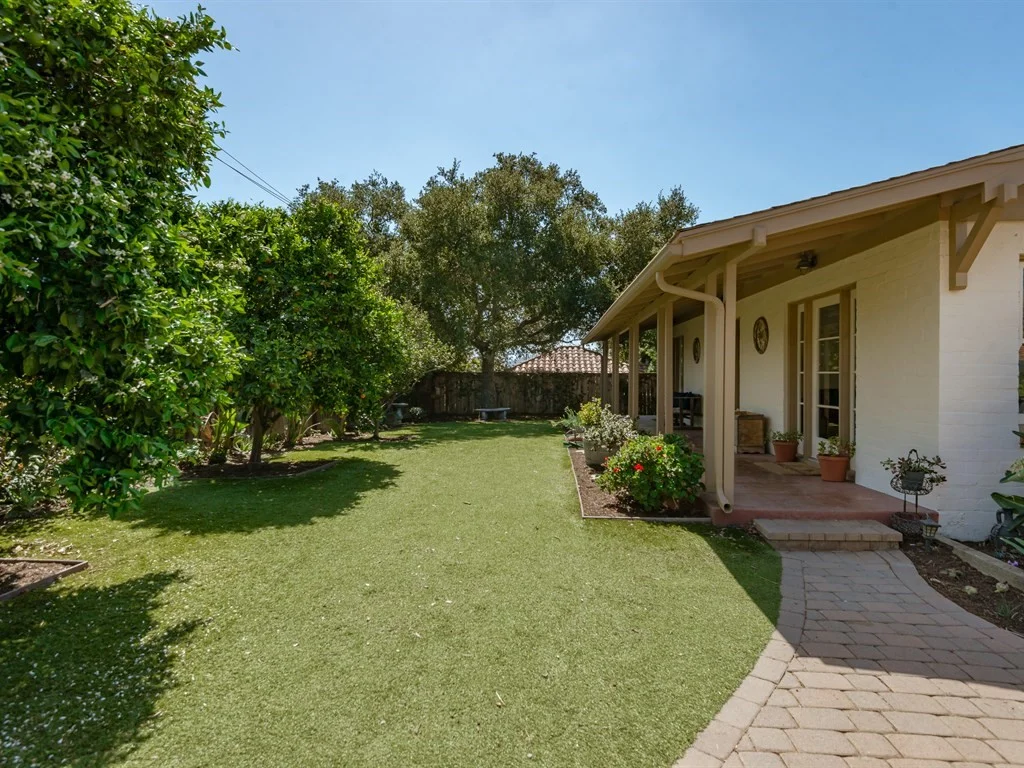 018_18-Front Yard.jpg