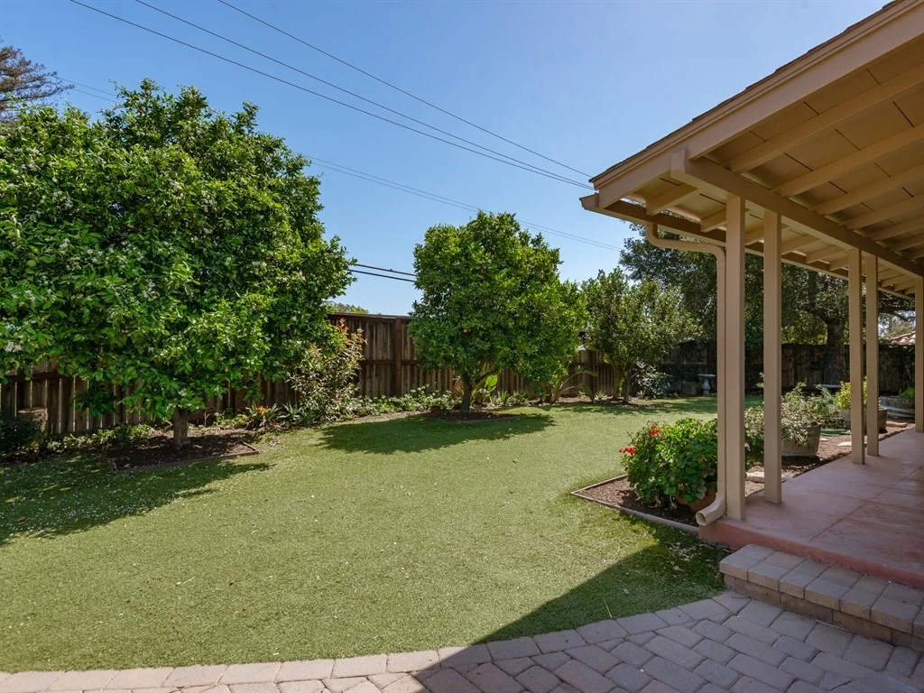 019_19-Front Yard.jpg