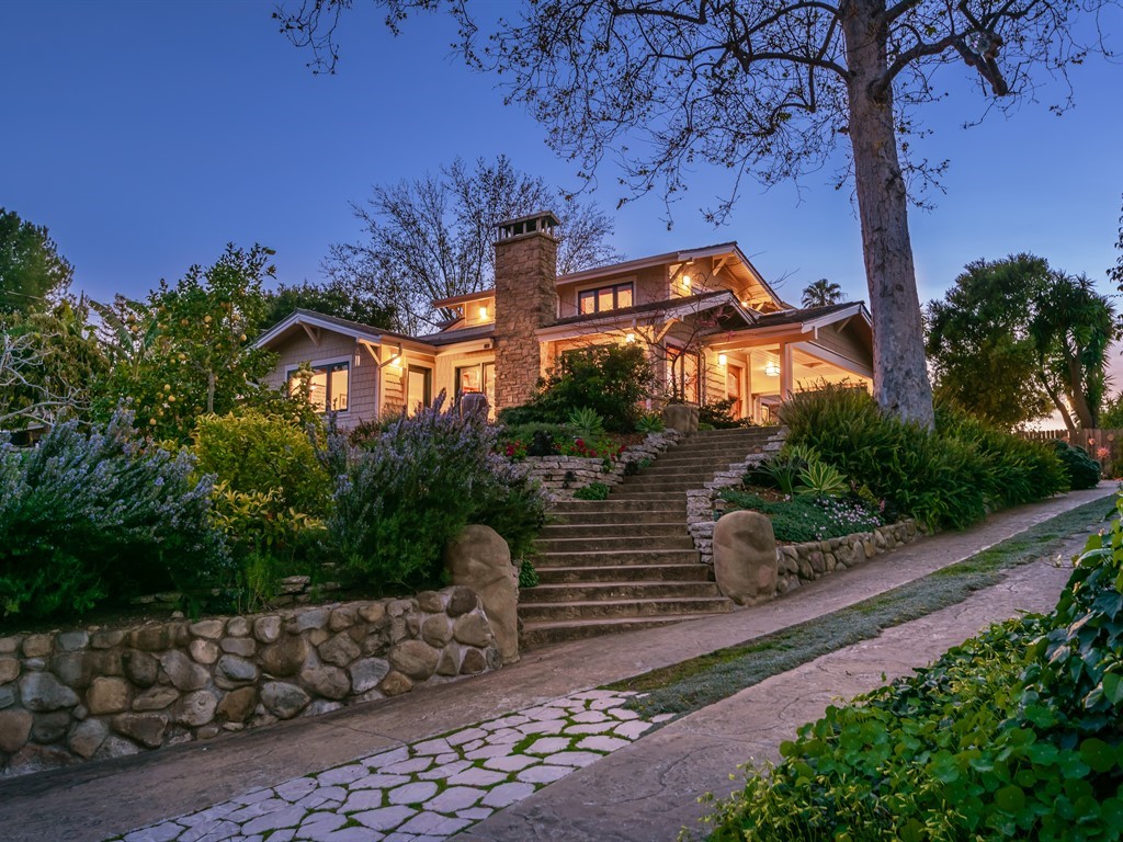 009_09-Driveway View-Twilight.jpg