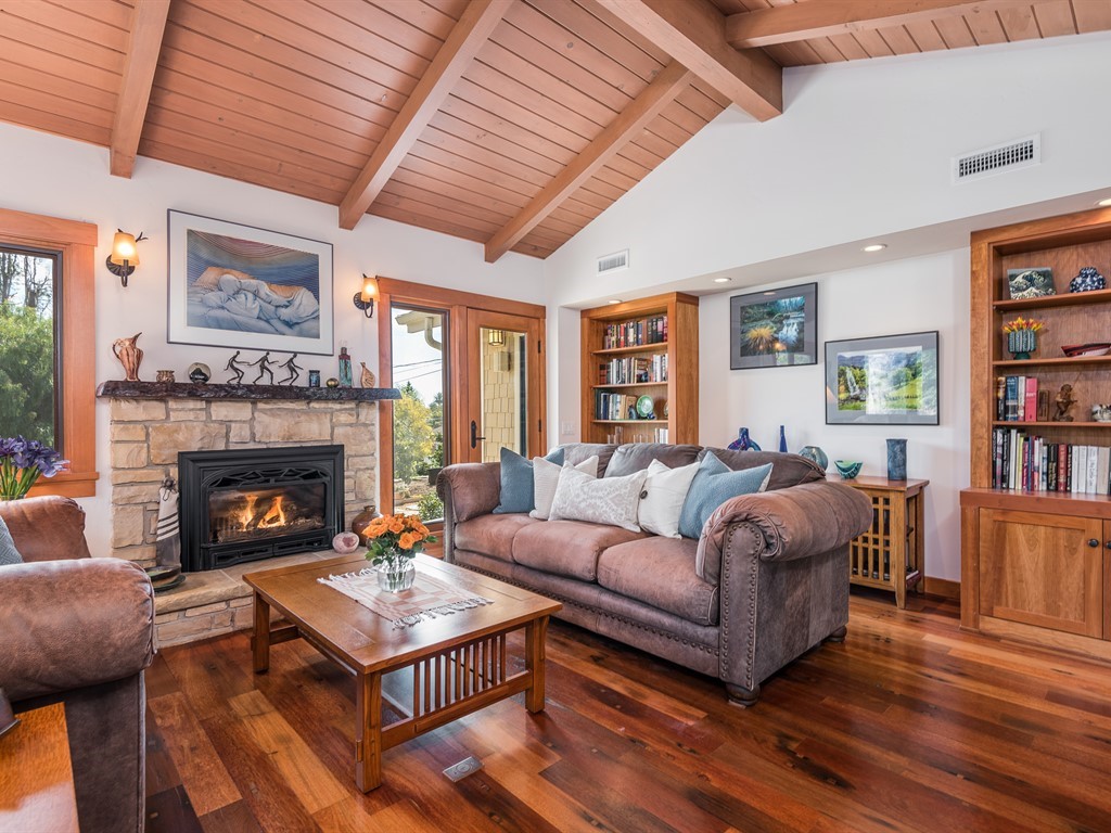 022_22-Living Room.jpg