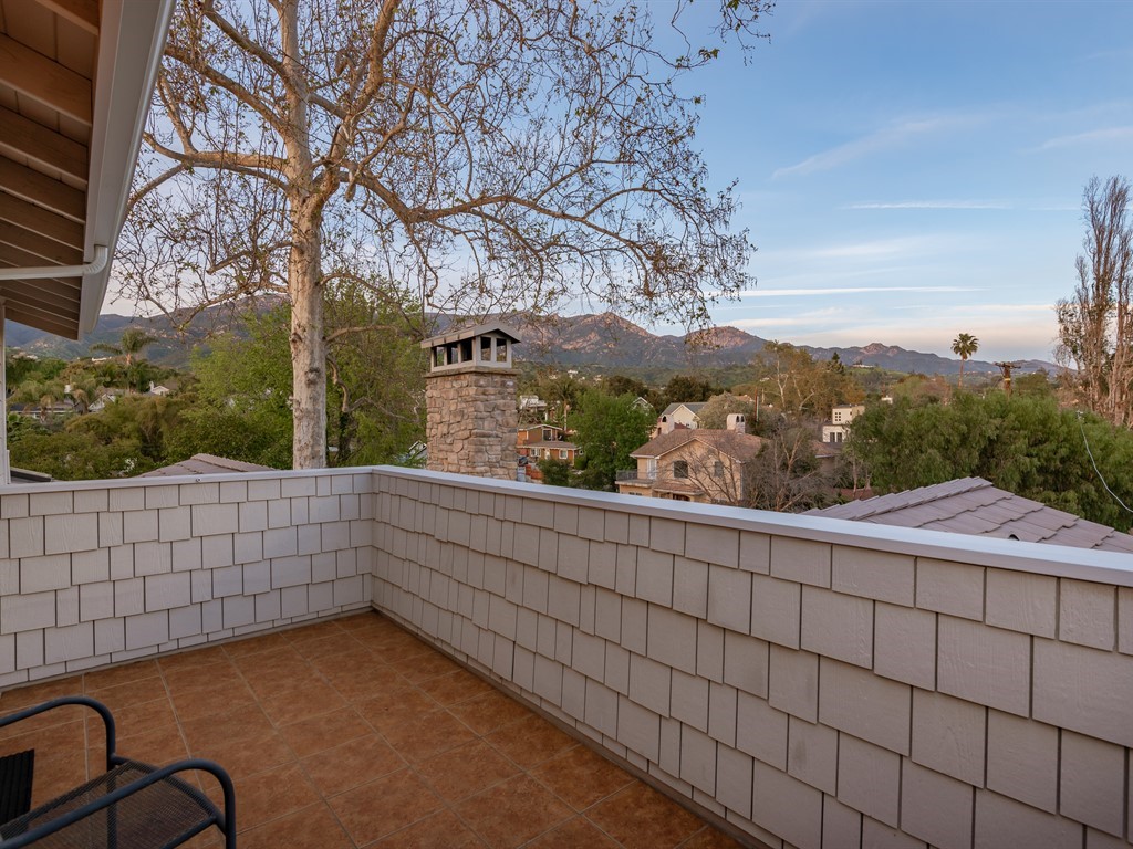 037_37-Upstairs Patio.jpg