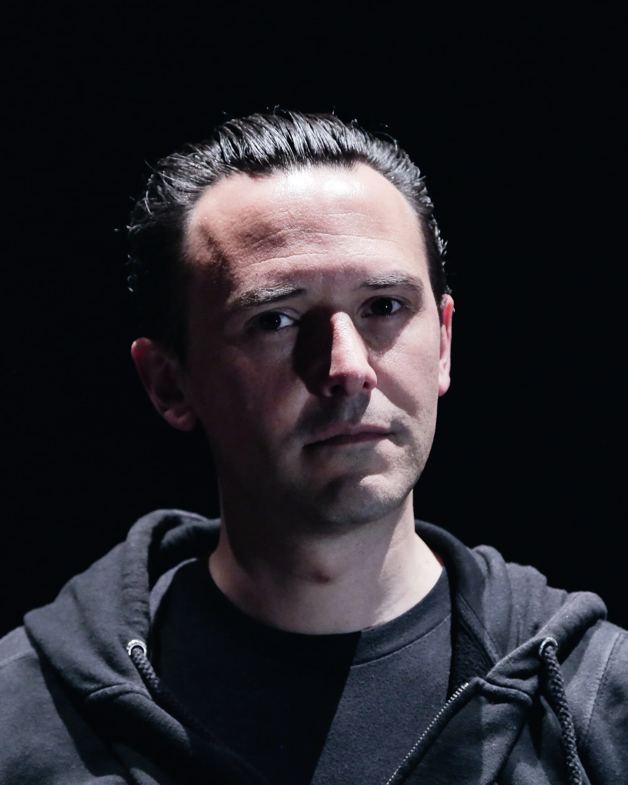 Julien Kosellek est acteur, metteur en scène, créateur lumière et pédagogue de théâtre, formé à Florent avec Elise Arpentinier, Christian Croset, Michel Fau, Jean‑Damien Barbin et Stéphane Auvray‑Nauroy puis en stages avec Jean-Michel Rabeux, Pascal…