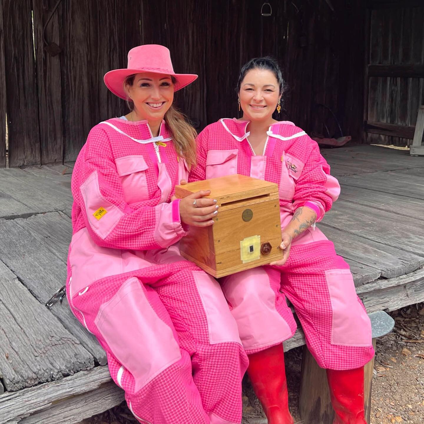 Episode 212 : What's the Buzz with Ally and Steph
Bee keeping is an absolute joy but comes with challenges and responsibilities. Ally and Steph host the What's the Buzz podcast and are passionate about education. With Varroa mite now present within A