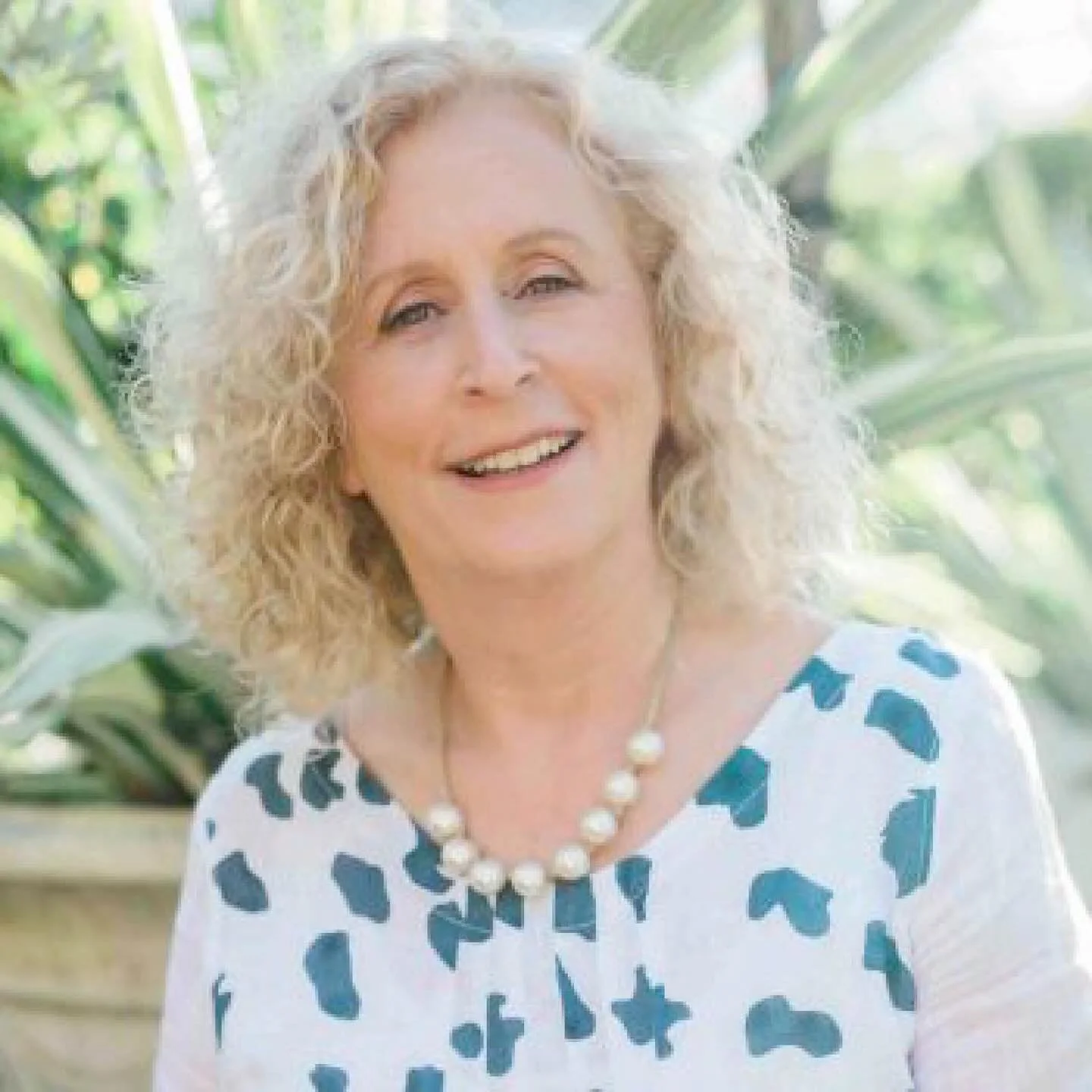 Episode 266 : Angela Maroney Your Landscape Journey
Angela is a Landscape Architect with @urbanandruraldesign over 30 years experience in garden design. Her passion is connecting home owners with the right landscape professionals to achieve the best 
