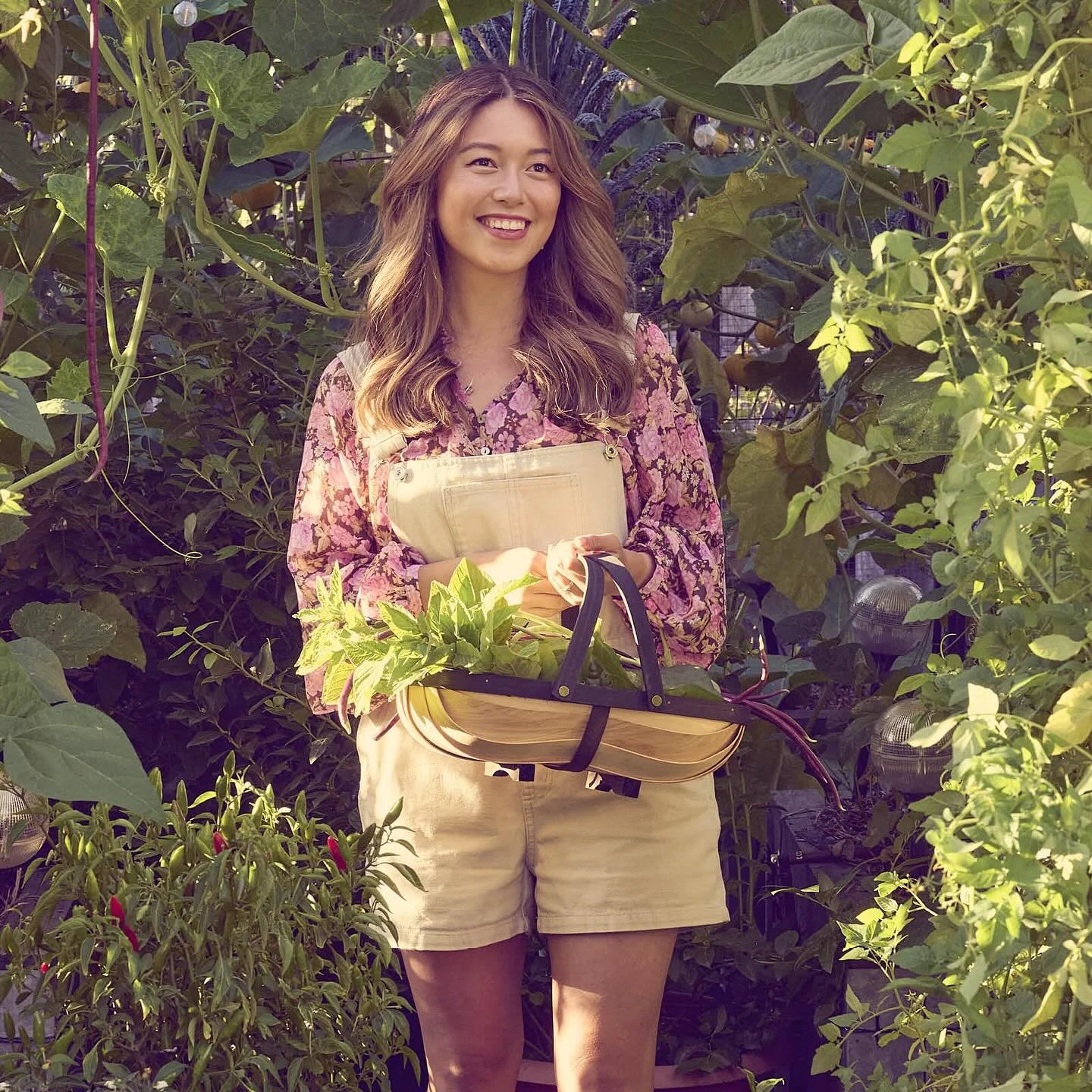 Episode 273 : Connie Cao Your Asian Veggie Patch 🫛🥦🥬🥒🌶️🫑
Connie Cao @connieandluna, author of Your Asian Veggie Patch talks with Deryn about some of her favourite edibles, her feature garden at the Melbourne Flower and Garden Show and the joys 