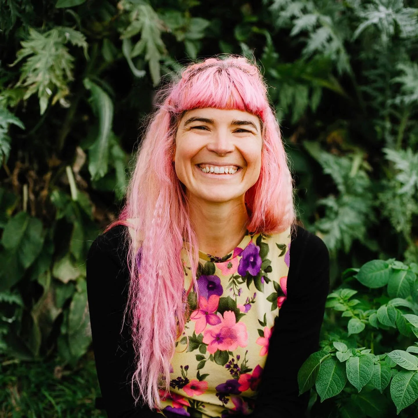 Episode : 275 Hannah Maloney Why We Garden 💚💚
Deryn talks to @hannah_moloney, TV presenter on Gardening Australia, about her new  book, &lsquo;Why We Garden&rsquo; where Hannah speaks with well known people about their connection to all things gree