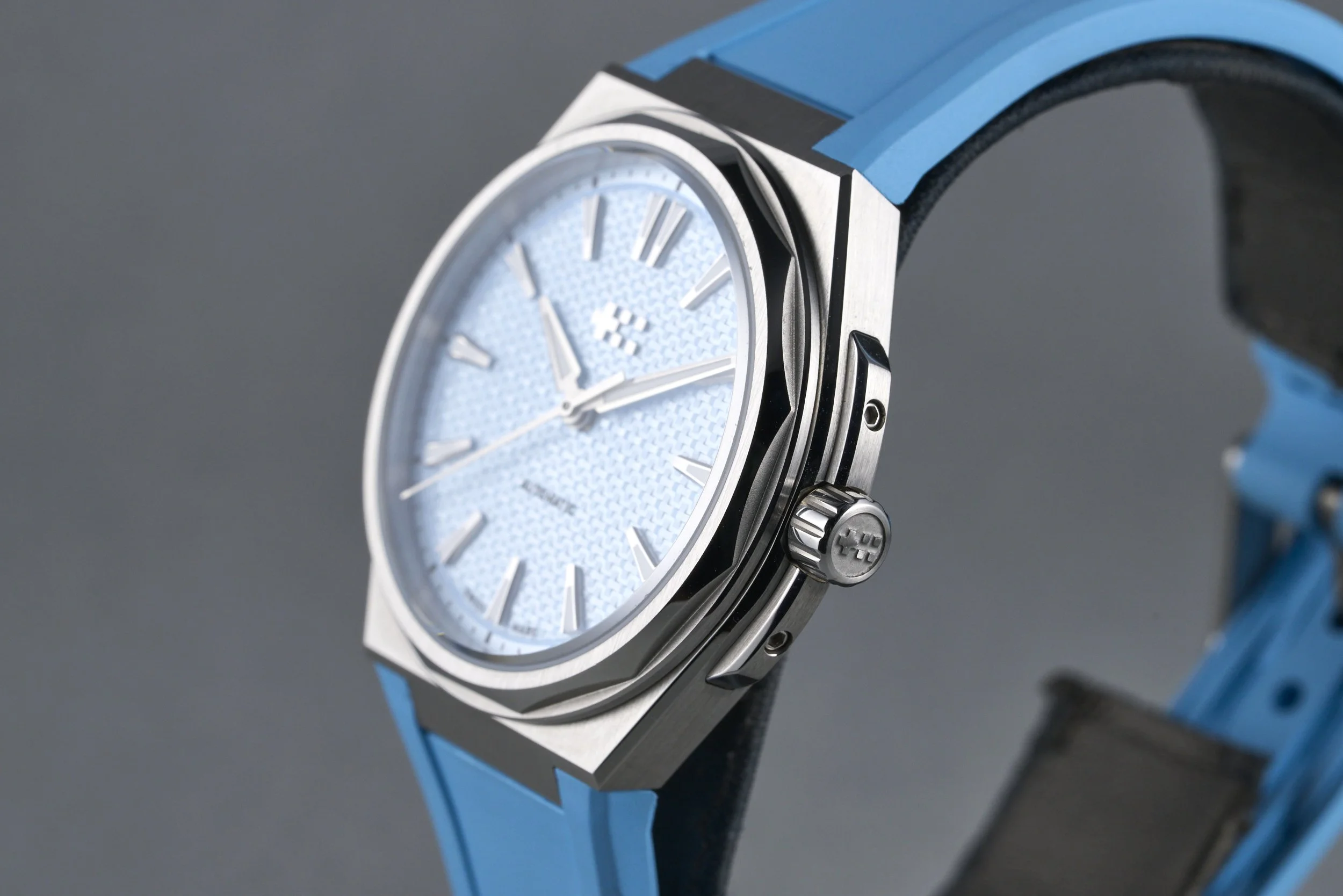 christopherward-twelve.boxpapers-glacierblue-blue.dial-2023-oysterpalace-OP2254-06.jpg