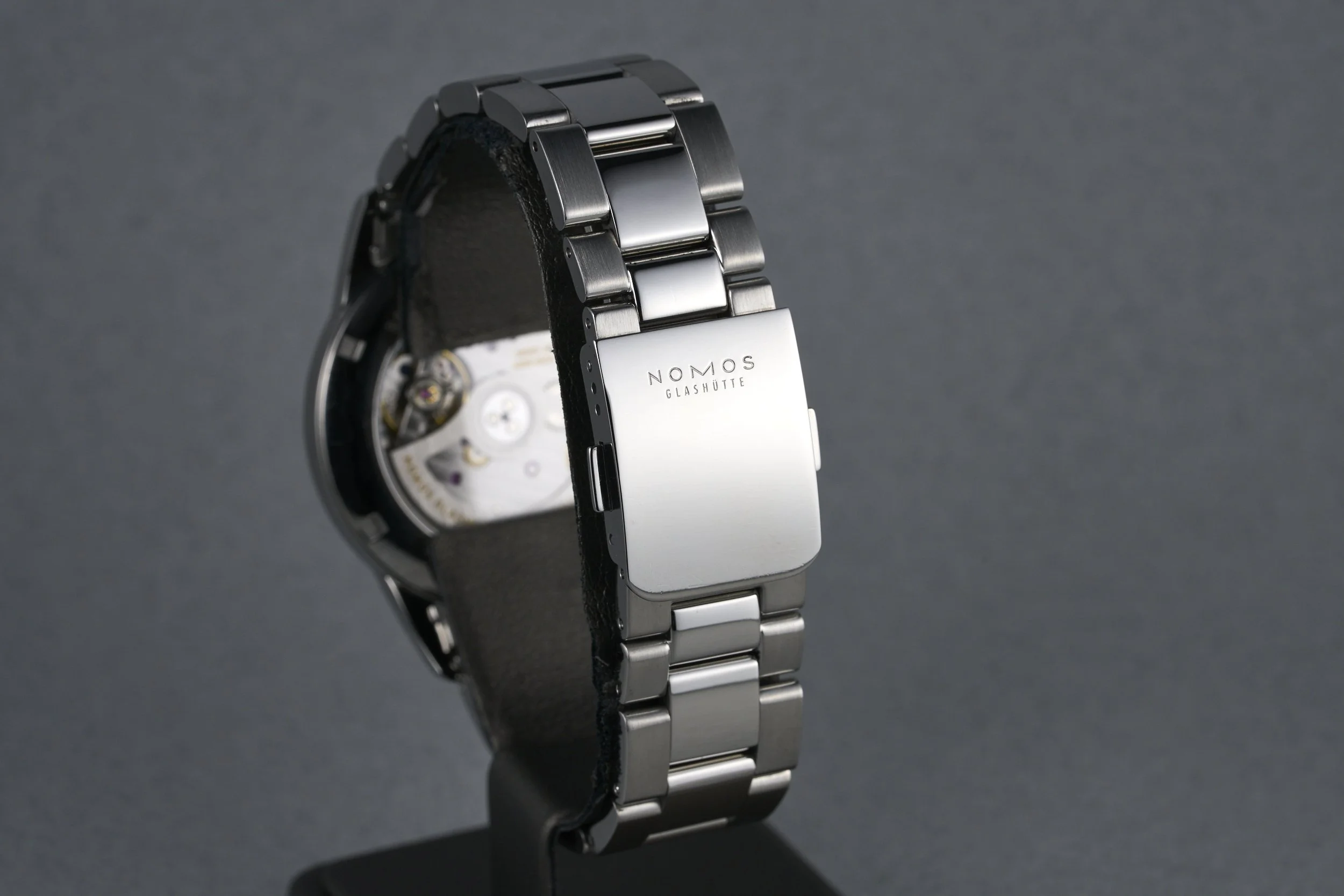 nomos-club.sport.neomatik.boxpapers-764-smoke.dial-2024-oysterpalace-OP2232-08.jpg
