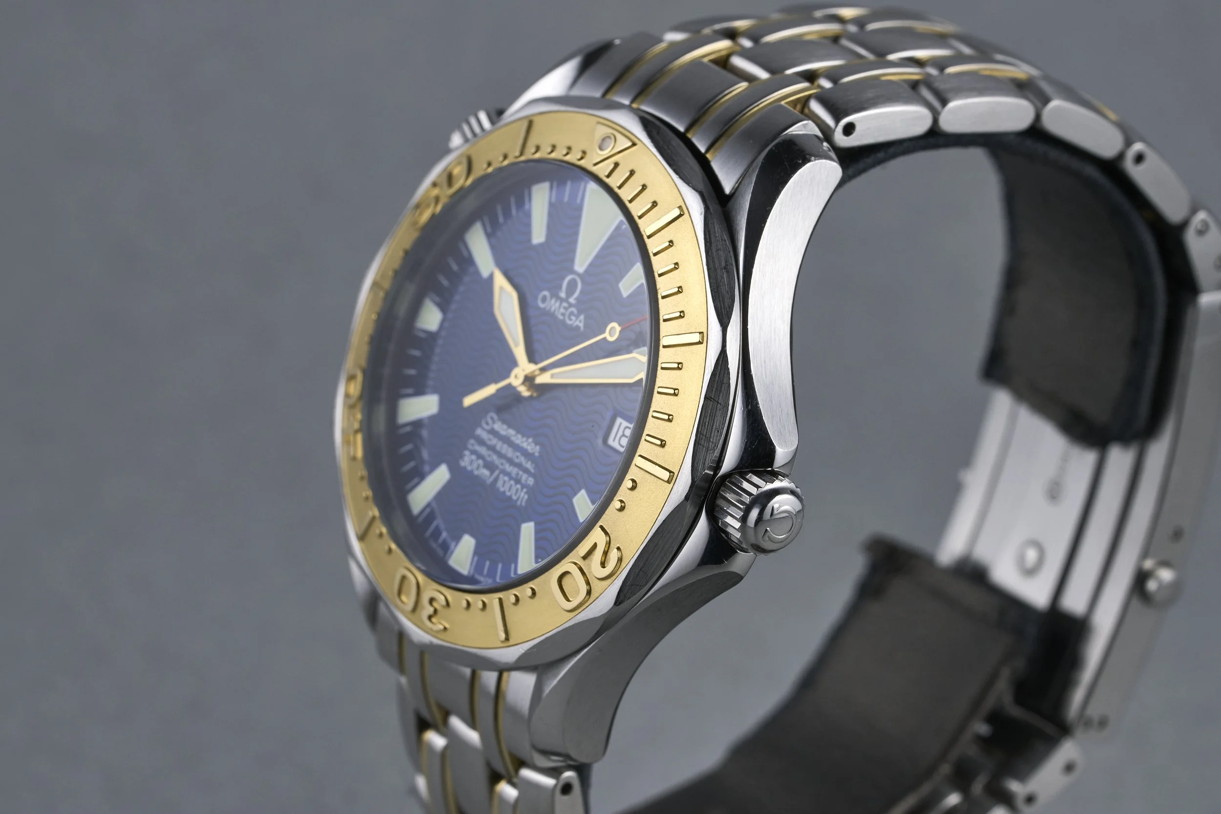 omega-seamaster.twotone.boxpapers-2455.80-blue.wave.dial-2000s-oysterpalace-OP2336-06.jpg