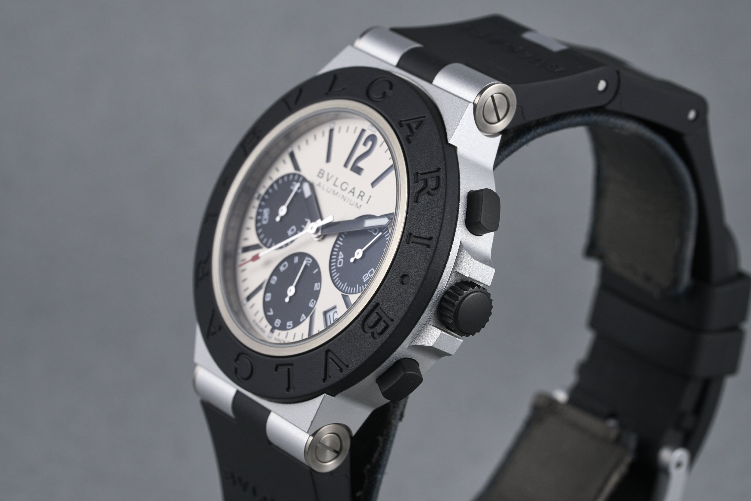 bulgari-chronograph.aluminum.boxpapers-103383-cream .dial-2022-oysterpalace-OP2322-06.jpg