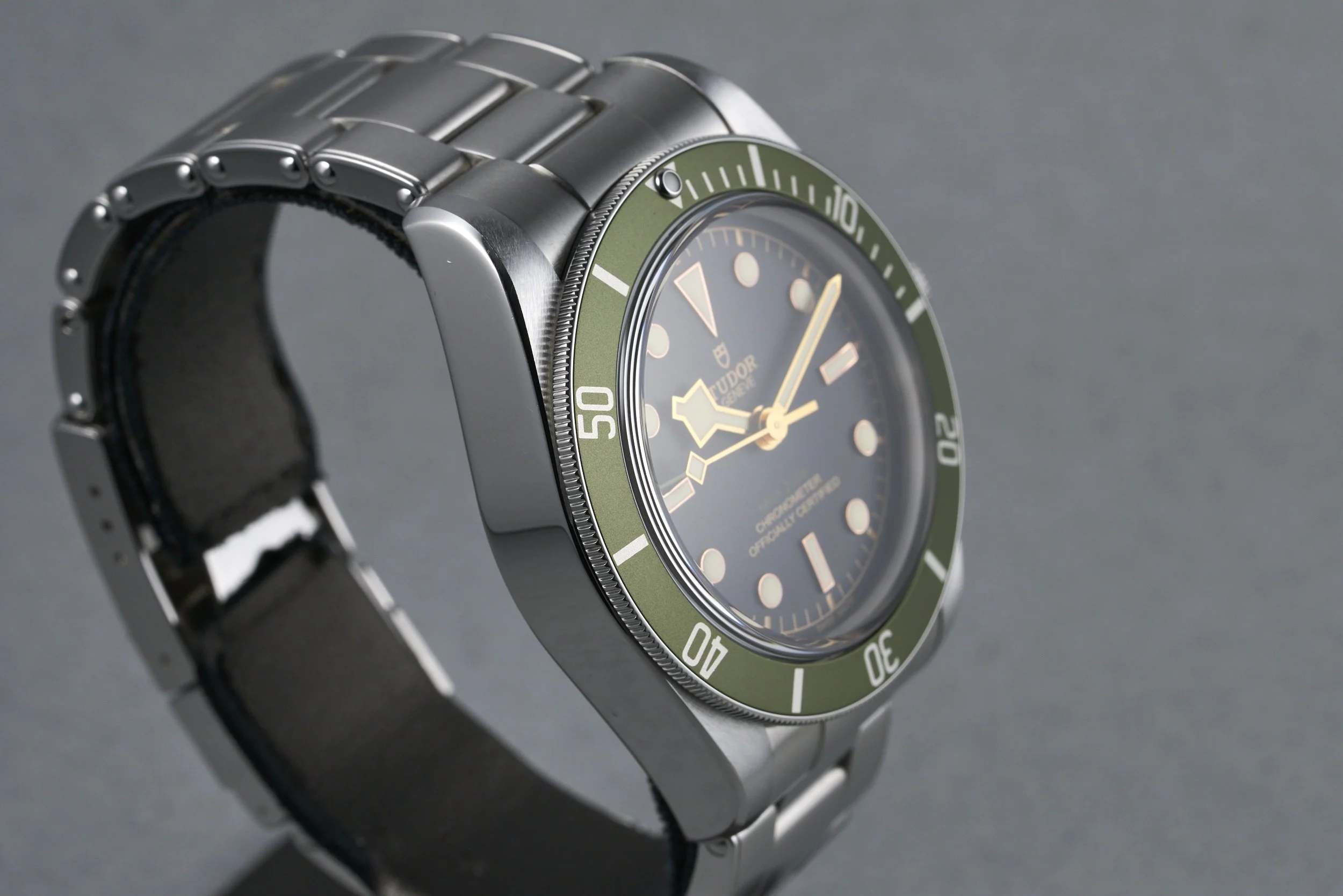 tudor-blackbay.harrods.boxpapers-79230G-black.dial-2018-oysterpalace-OP2320-05.jpg