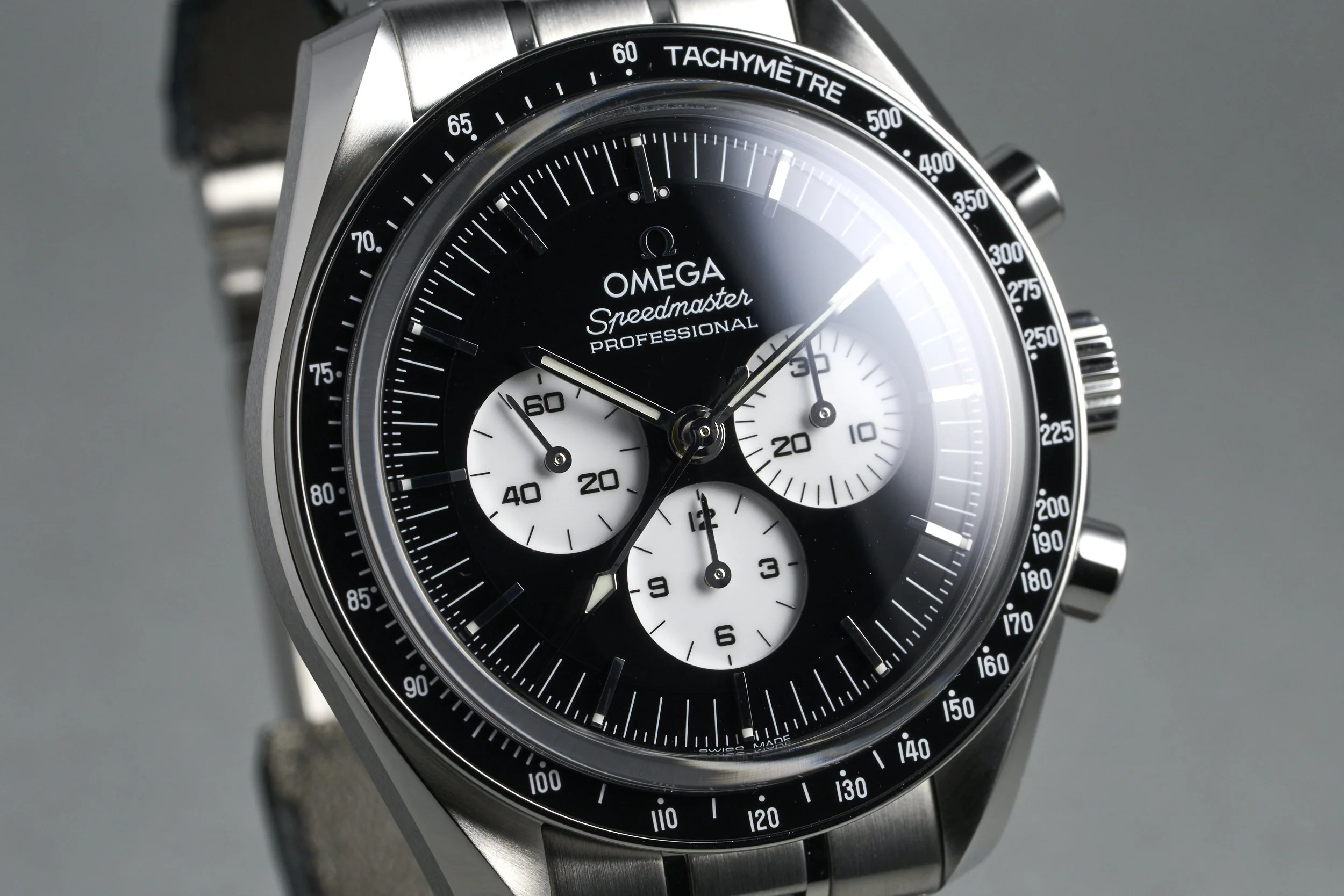 omega-speedmaster.boxpapers-310.30.42.50.01.004-reverse.panda.dial-2026-oysterpalace-OP2297-04.jpg