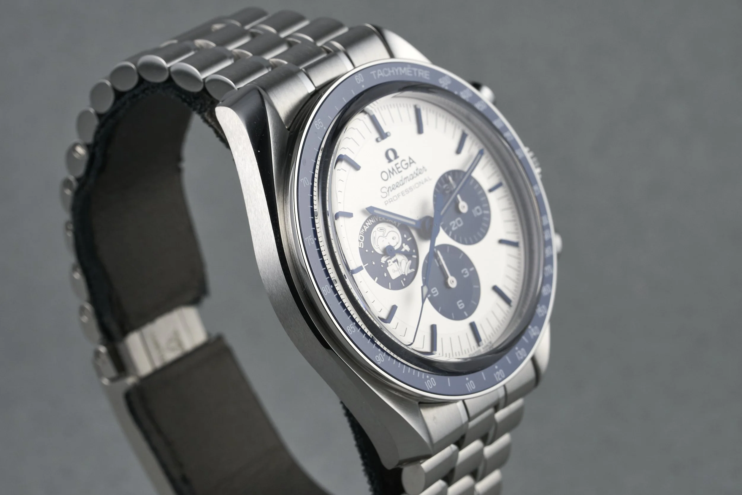 omega-speedmaster.boxpapers-310.32.42.50.02.001-silver.snoopy.50th.dial-2021-oysterpalace-OP2314-06.jpg
