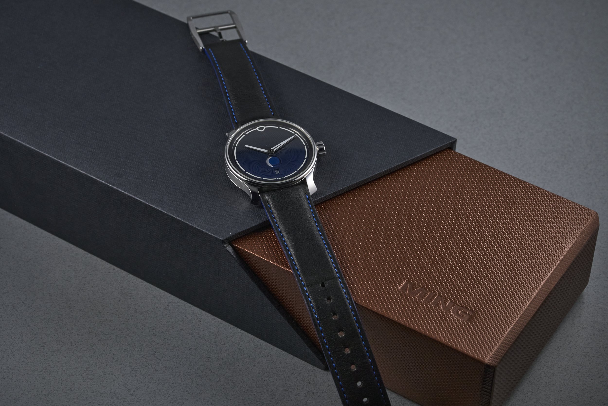 ming-moon.boxpapers-37.05-blue.dial-2024-oysterpalace-OP2152-09.jpg