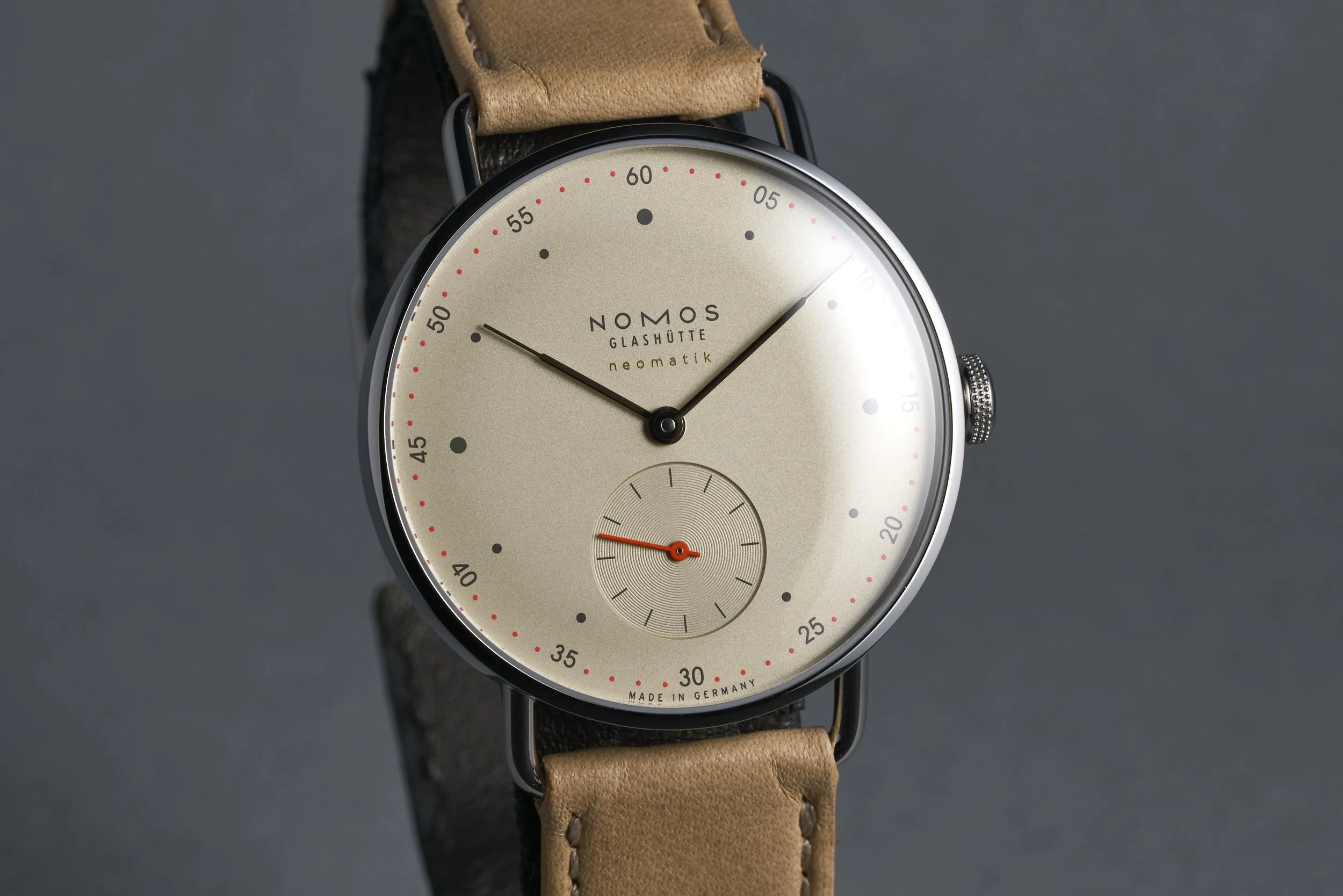 nomos-metro.neomatik-1106-beige.dial-2020s-oysterpalace-OP2239-02.jpg