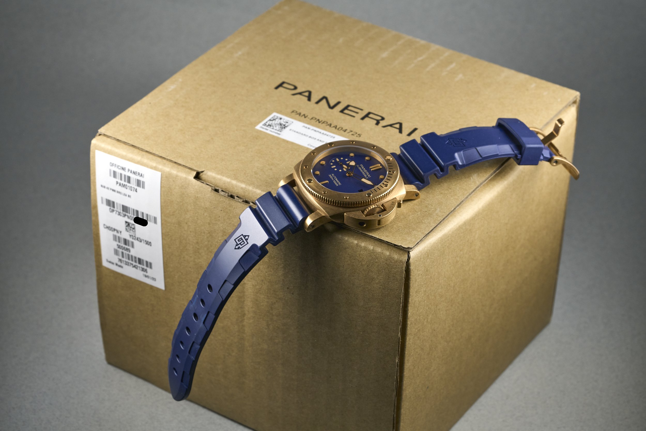 panerai-submersible.bronze.boxpapers-PAM01074-blue.dial-2023-oysterpalace-OP2154-09.jpg