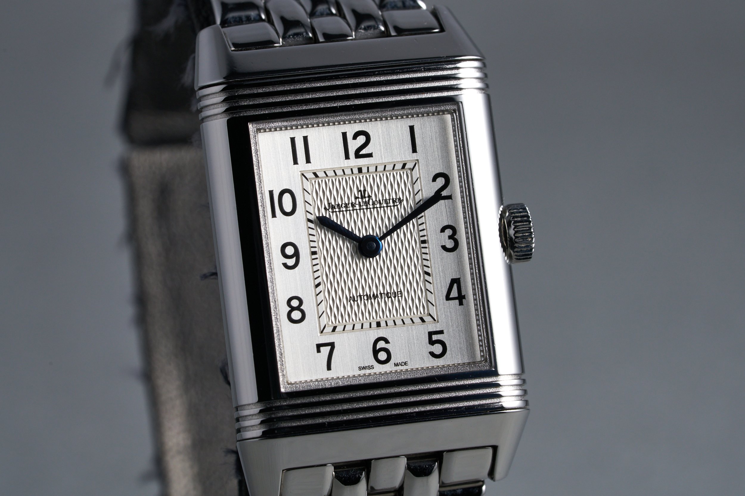 jaegerlecoultre-reverso.medium.boxpapers-212.8.S5-silver.arabic.dial-3.2mill-oysterpalace-OP1581-04.jpg