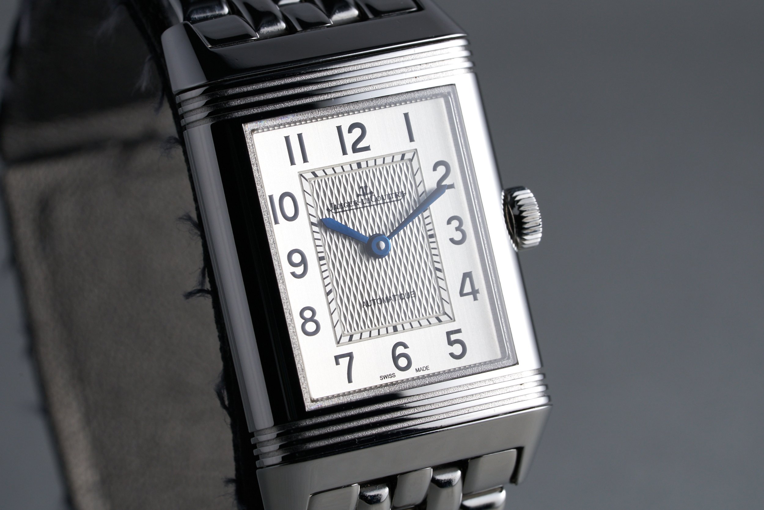 jaegerlecoultre-reverso.medium.boxpapers-212.8.S5-silver.arabic.dial-3.2mill-oysterpalace-OP1581-05.jpg