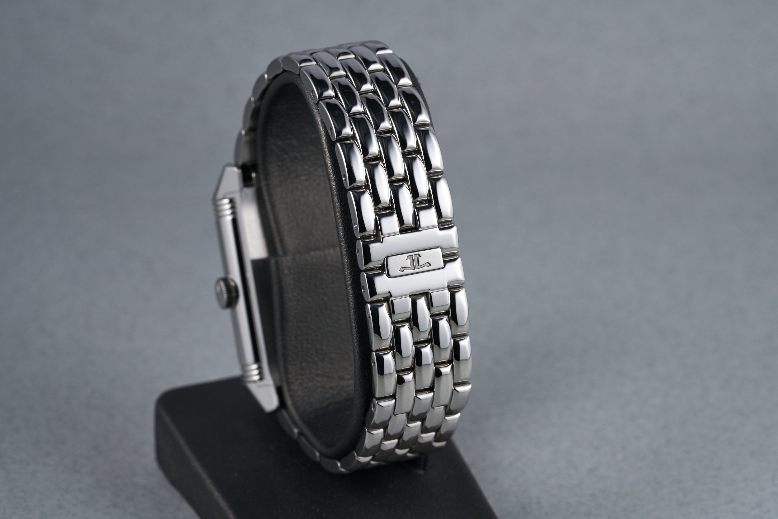 jaegerlecoultre-reverso.medium.boxpapers-212.8.S5-silver.arabic.dial-3.2mill-oysterpalace-OP1581-08.jpg