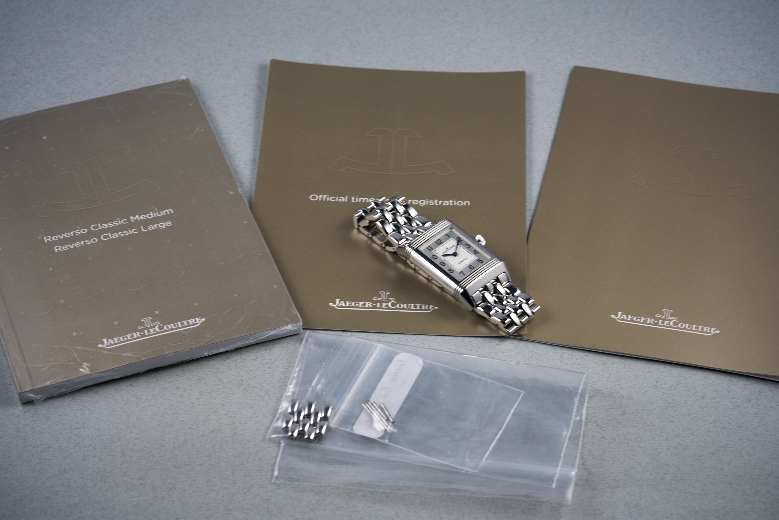 jaegerlecoultre-reverso.medium.boxpapers-212.8.S5-silver.arabic.dial-3.2mill-oysterpalace-OP1581-11.jpg